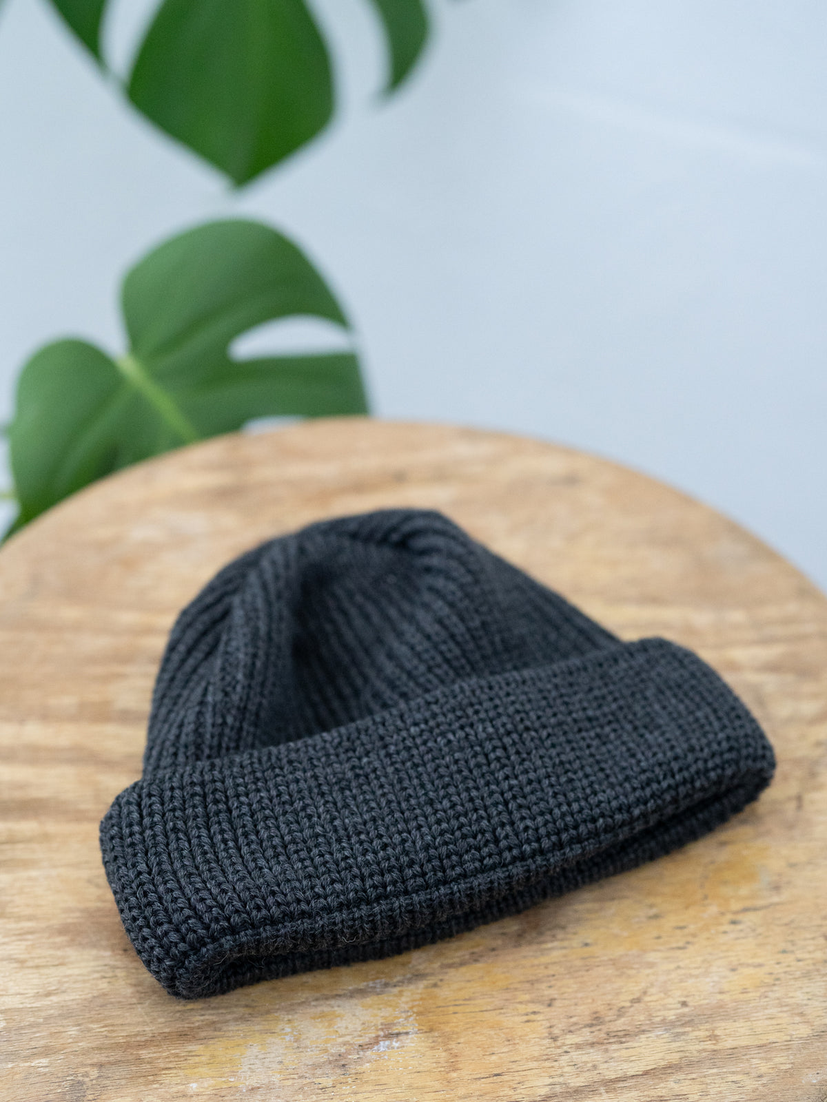 Detailansicht einer FUXBAU Fair Fashion kurzen Merino Strickmütze aus 100% GOTS zertifizierter Merino Schurwolle.