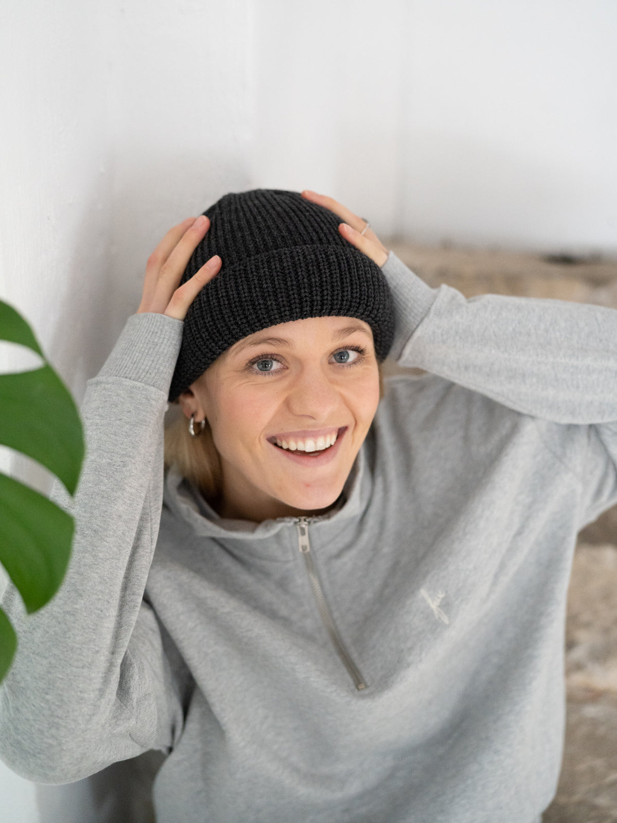 FUXBAU Fair Fashion kurze Merino Strickmütze aus 100% GOTS zertifizierter Merino Schurwolle getragen von Greta.