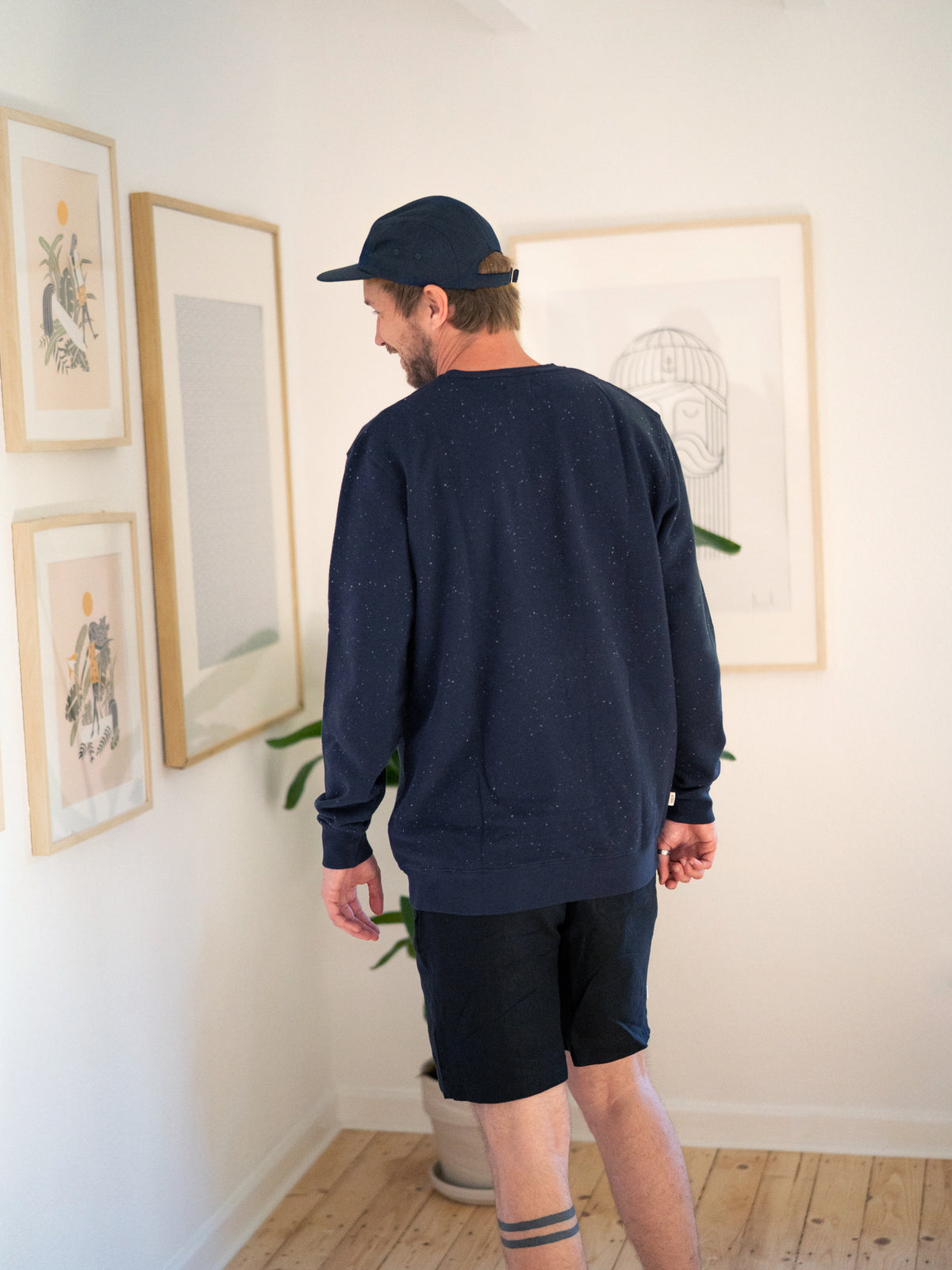 FUXBAU Männer Neps Sweater in Navy – Rückansicht des Biobaumwollpullovers mit charakteristischer Neps-Optik, fair produziert in Portugal.