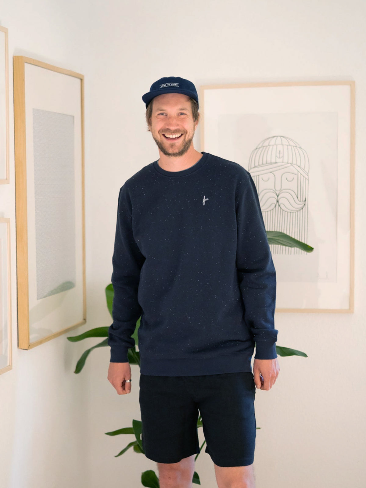 FUXBAU Männer Neps Sweater in Navy – klassischer Biobaumwollpullover mit feiner Neps-Struktur, gefertigt in Portugal.