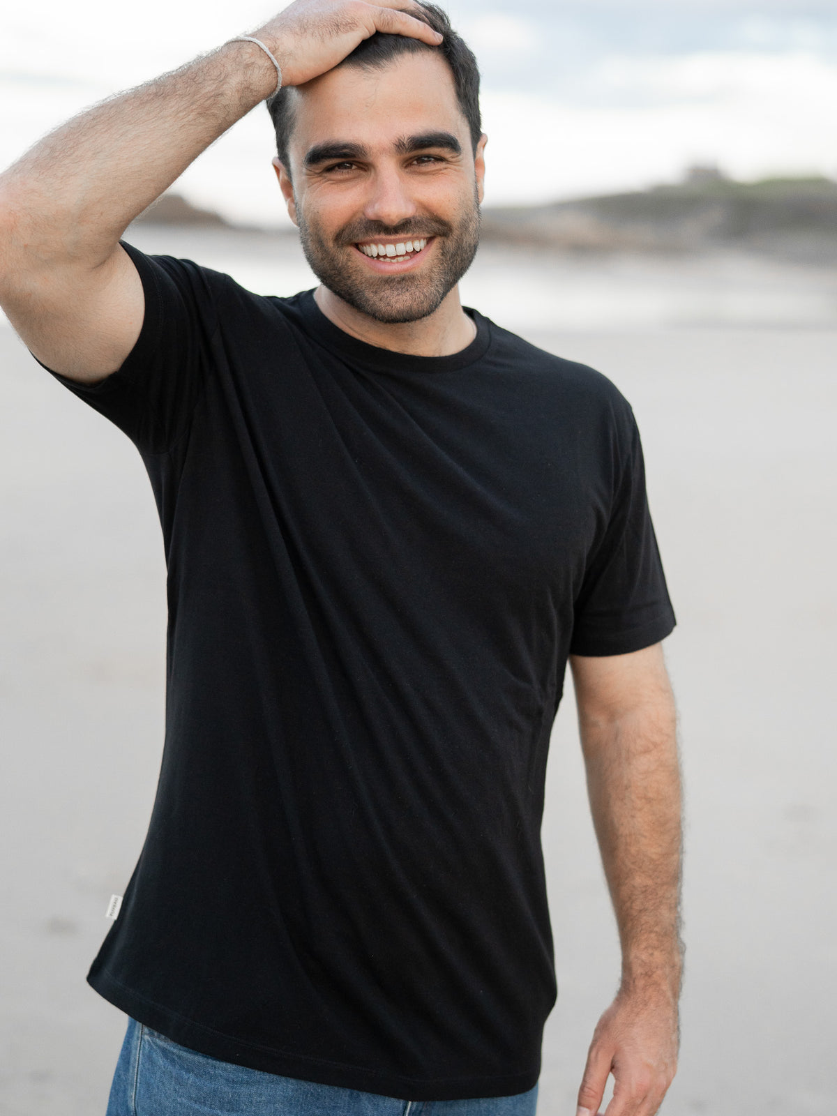 Fair Fashion Basic T-Shirt von FUXBAU aus 100% GOTS zertifizierter Biobaumwolle. Gefertigt in Portugal und getragen von unserem Freund Guillermo am Strand in Spanien.