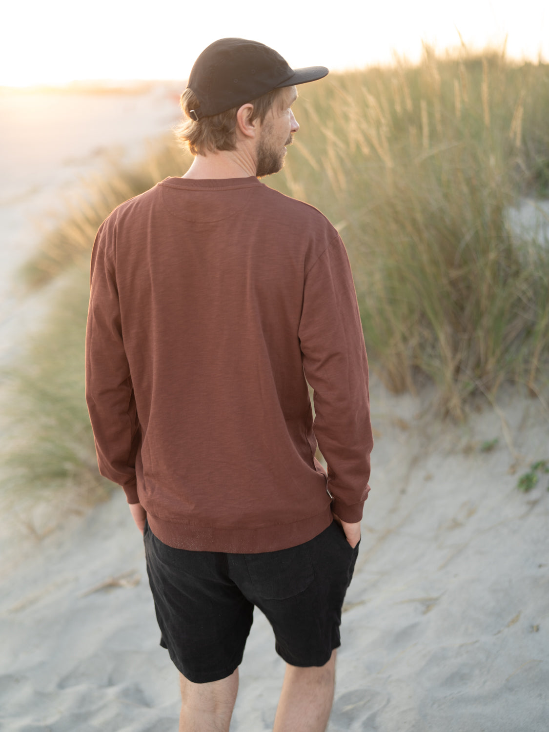 Fair Fashion Männer Leinenshorts in schwarz aus 100% Leinen made in Portugal. Getragen von Kenny am Strand in Portugal.