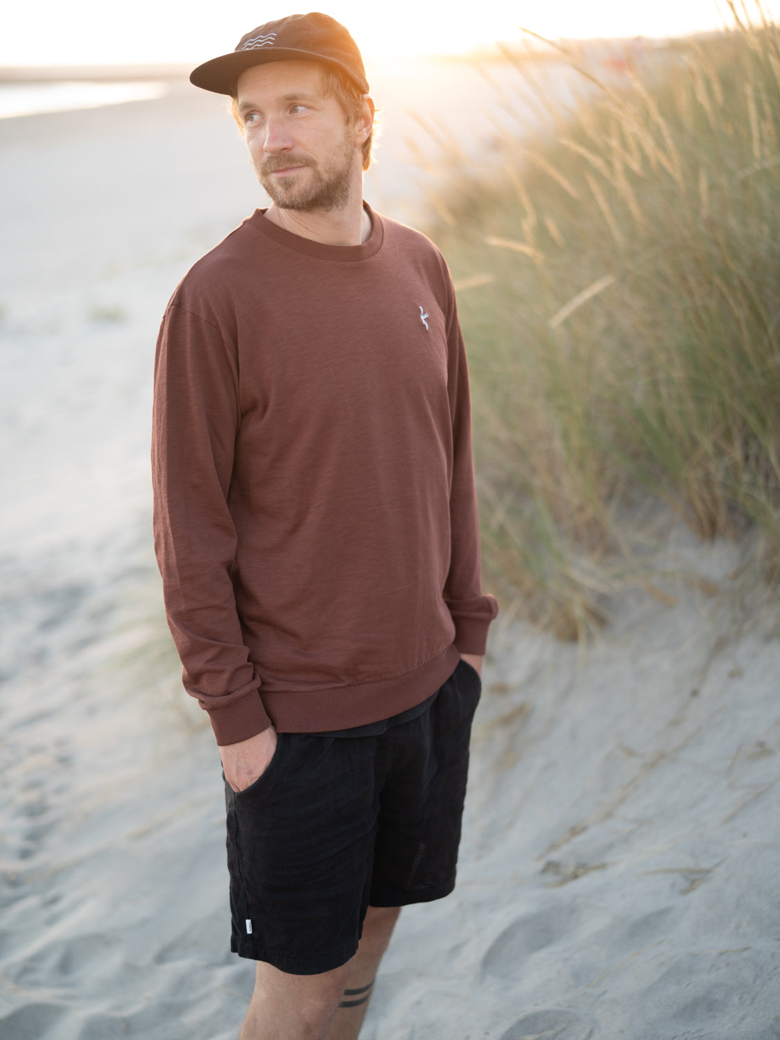 Kenny trägt unsere Männer Leinenshorts in schwarz, Seitenansicht