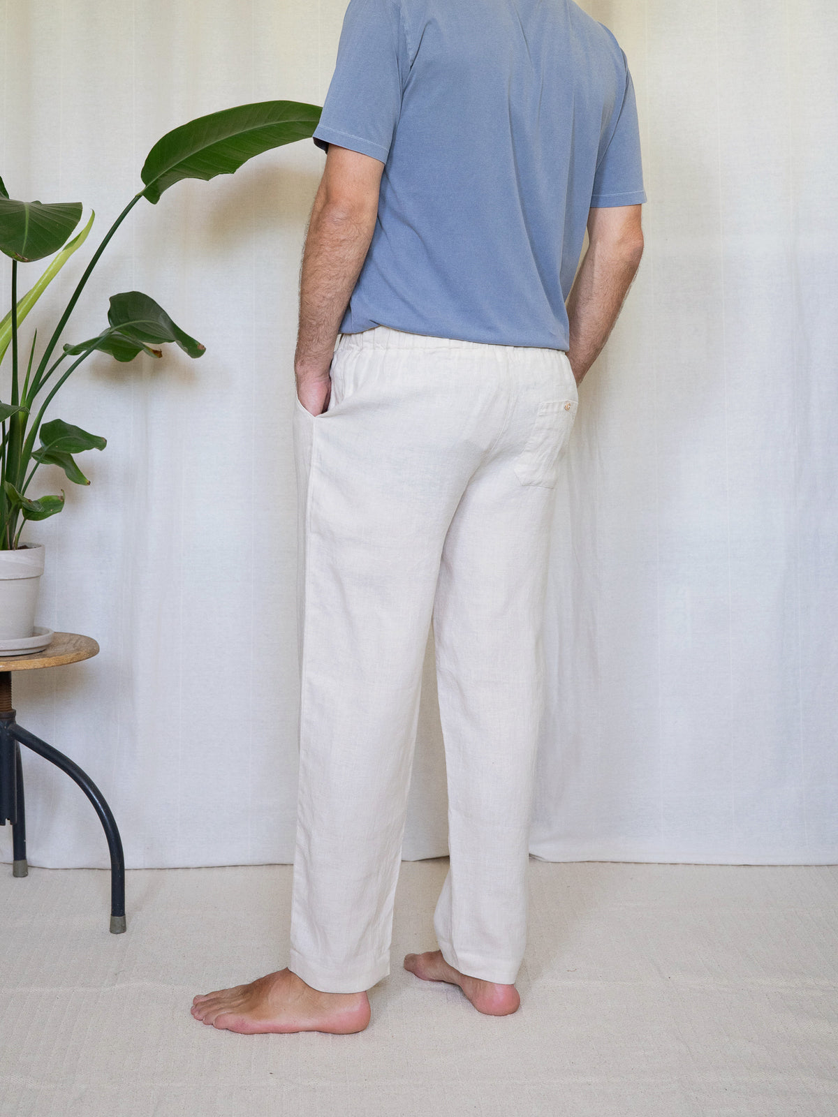 Rückansicht einer Leinenhose für Männer von FUXBAU in cremeweiss.