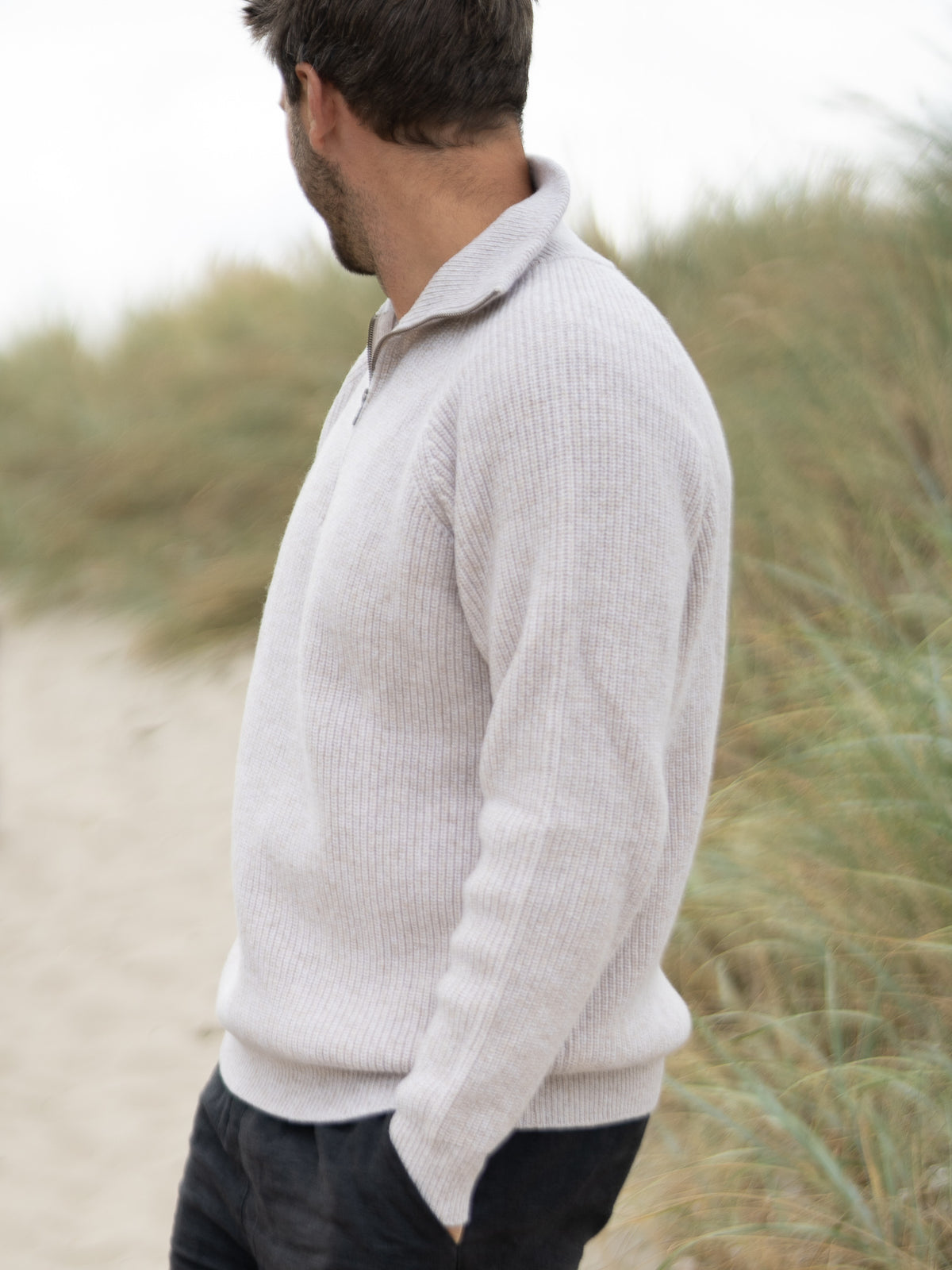 Seitliche Ansicht Männer Merino Troyer in Beigemeliert – hochwertiger Strickpullover aus 100% Merinowolle, hergestellt in Italien