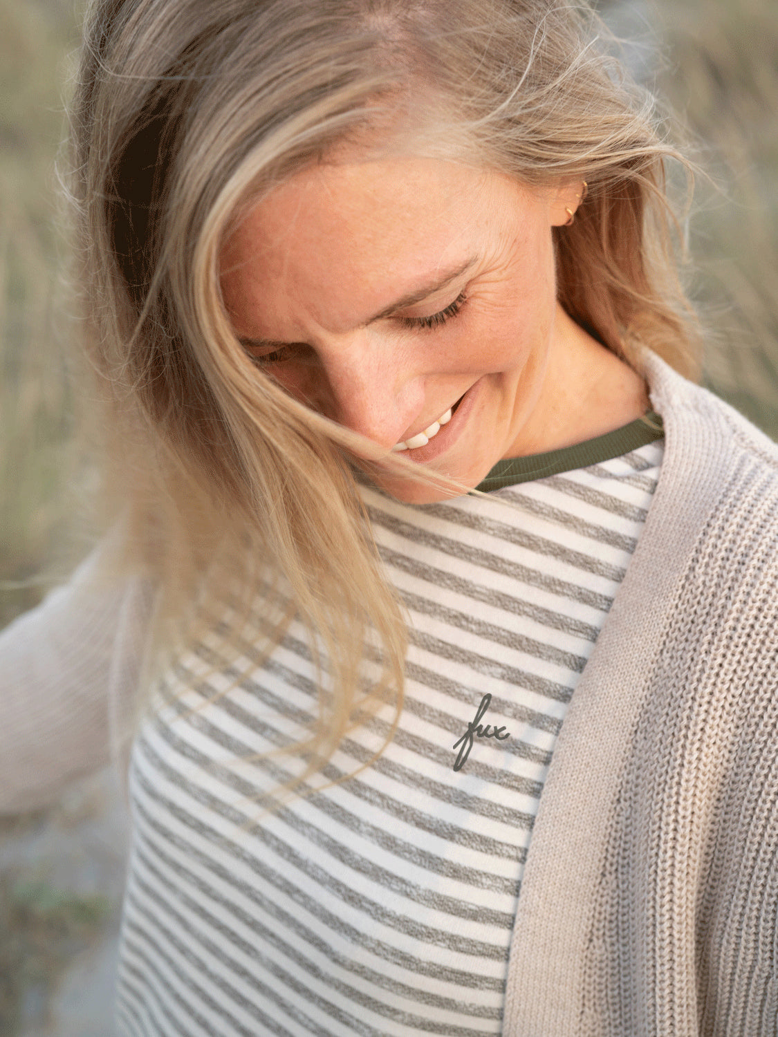 Junge, blonde Frau trĂ€gt ein FUXBAU Frauen Merida fux T-Shirt in beige grĂŒnmeliert.