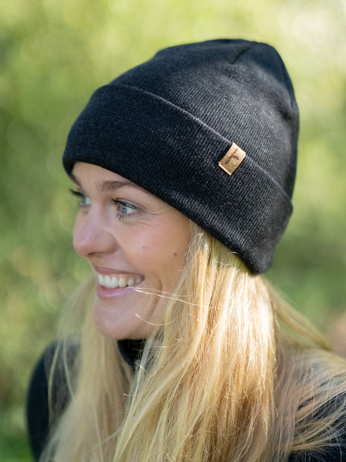 FUXBAU Merino Kork Beanie in Anthrazit – zeitlose Strickmütze aus mulesingfreier Merinowolle, hergestellt in Deutschland.