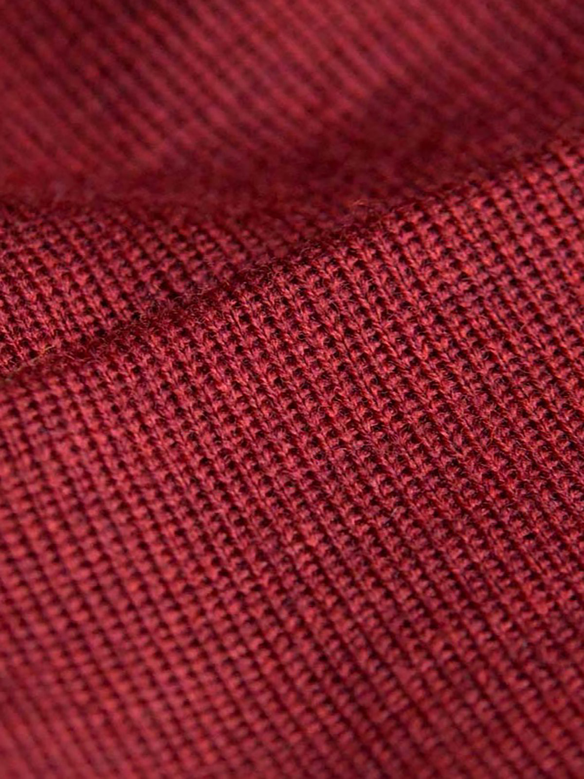 Detailaufnahme unserer Merino Kork Beanie in kirsch aus 100% Merinowolle