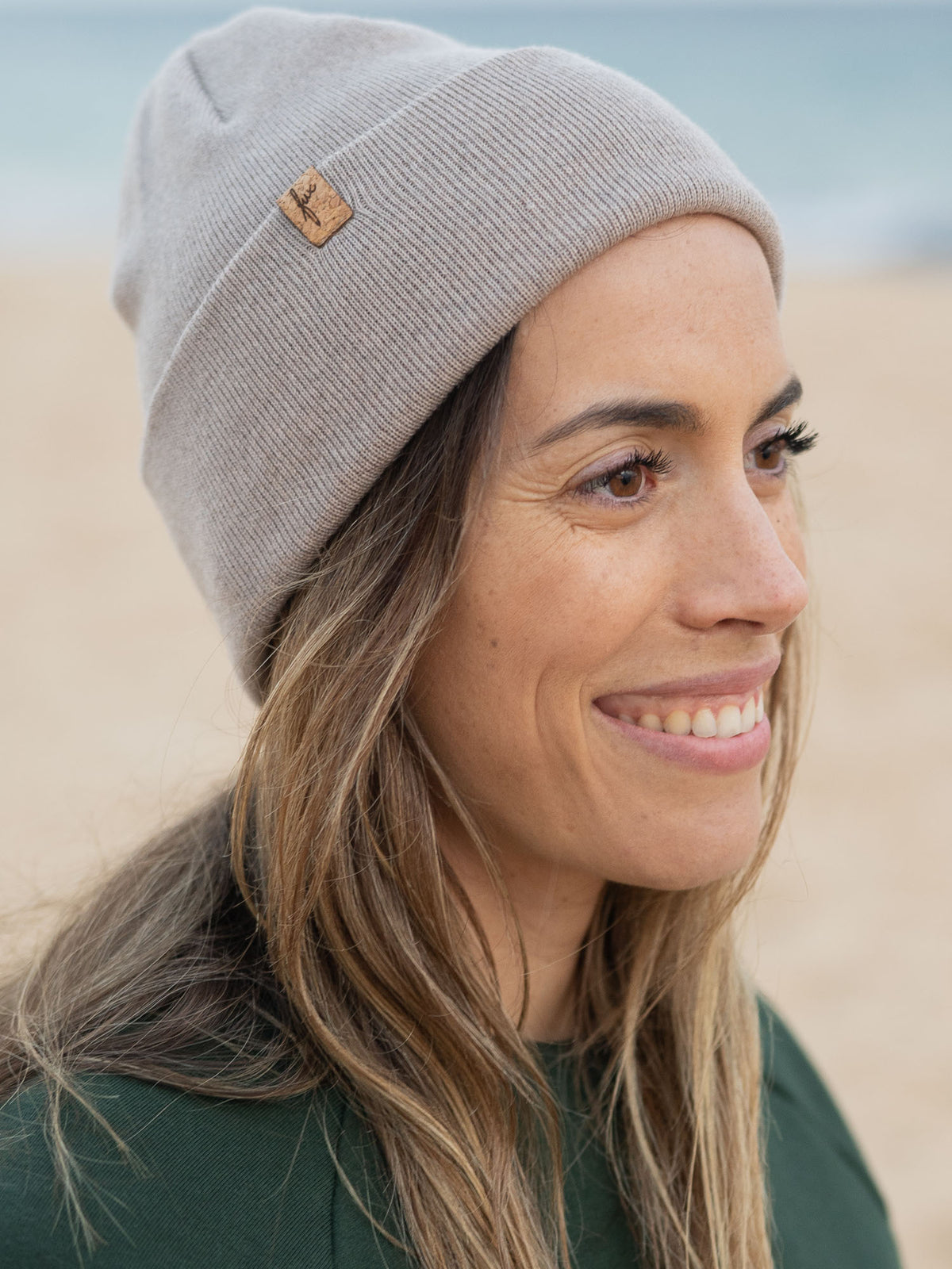 Fair Fashion Merino Kork Beanie von FUXBAU aus 100% Merino Schurwolle gestrickt in Deutschland und veredelt mit einem fux Kork Patch.