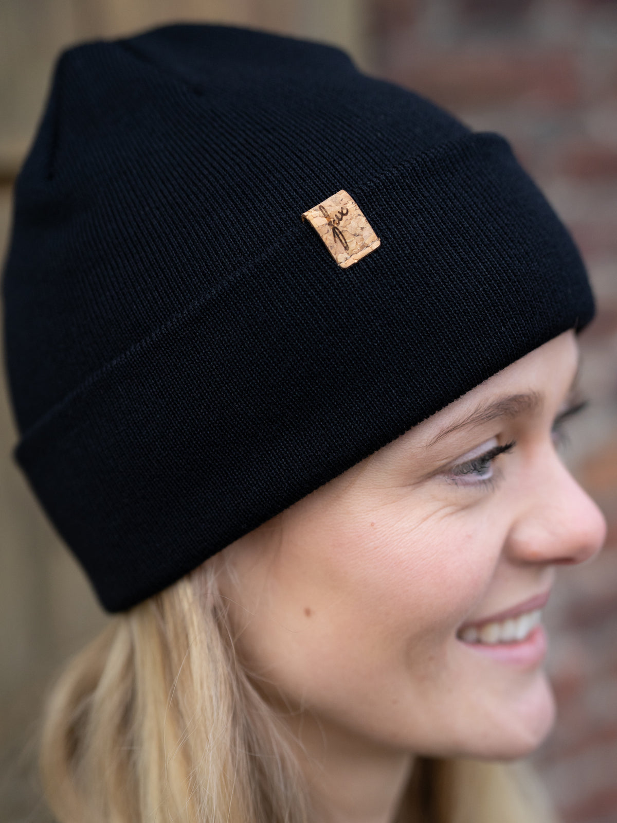 FUXBAU Fair Fashion Merino Kork Beanie in schwarz. Fair gestrickt in Deutschland.