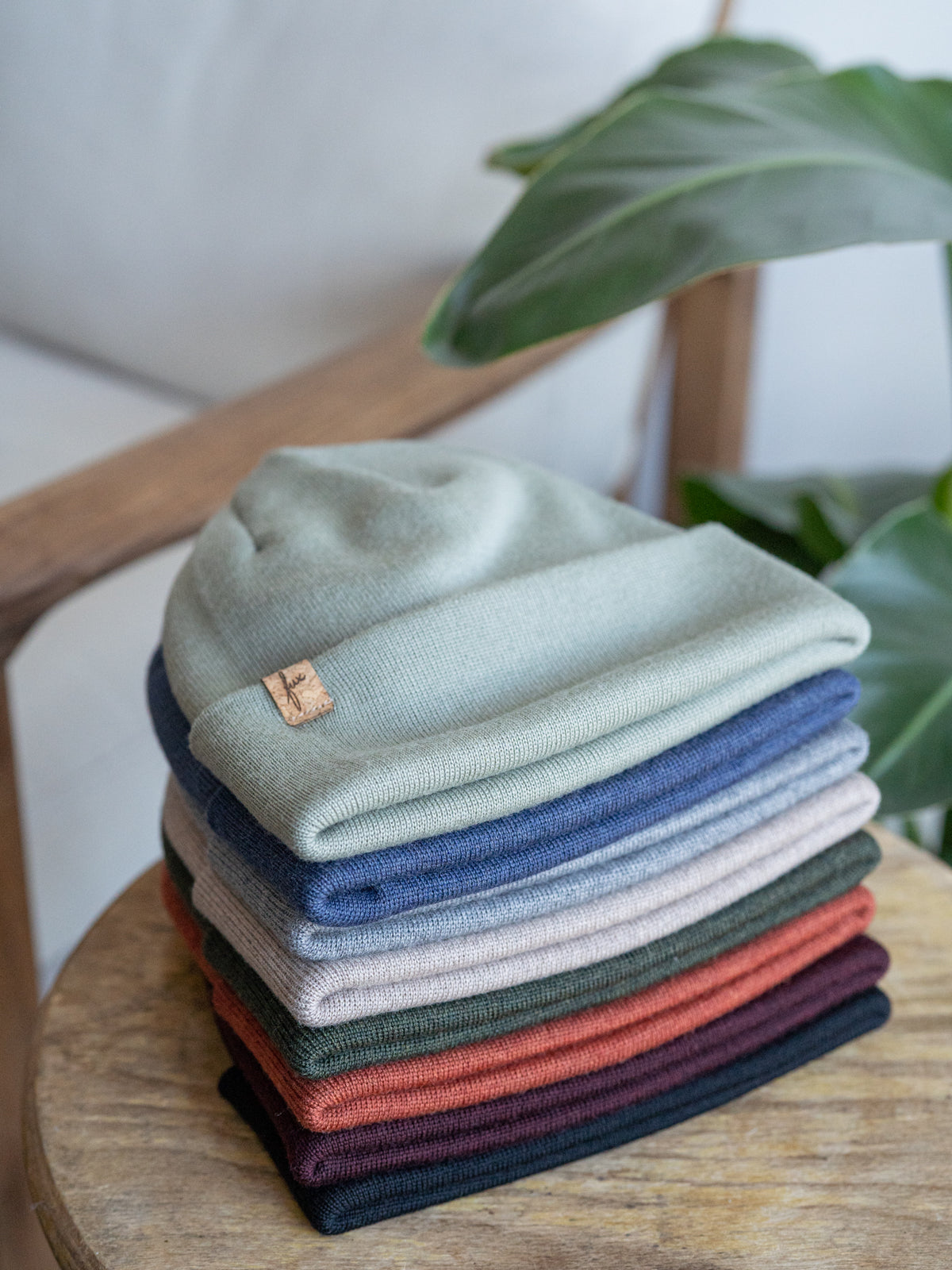 Stapel an Merino Kork Beanies von FUXBAU aus 100% Merino Schurwolle gestrickt in Deutschland mit Solarenergie.