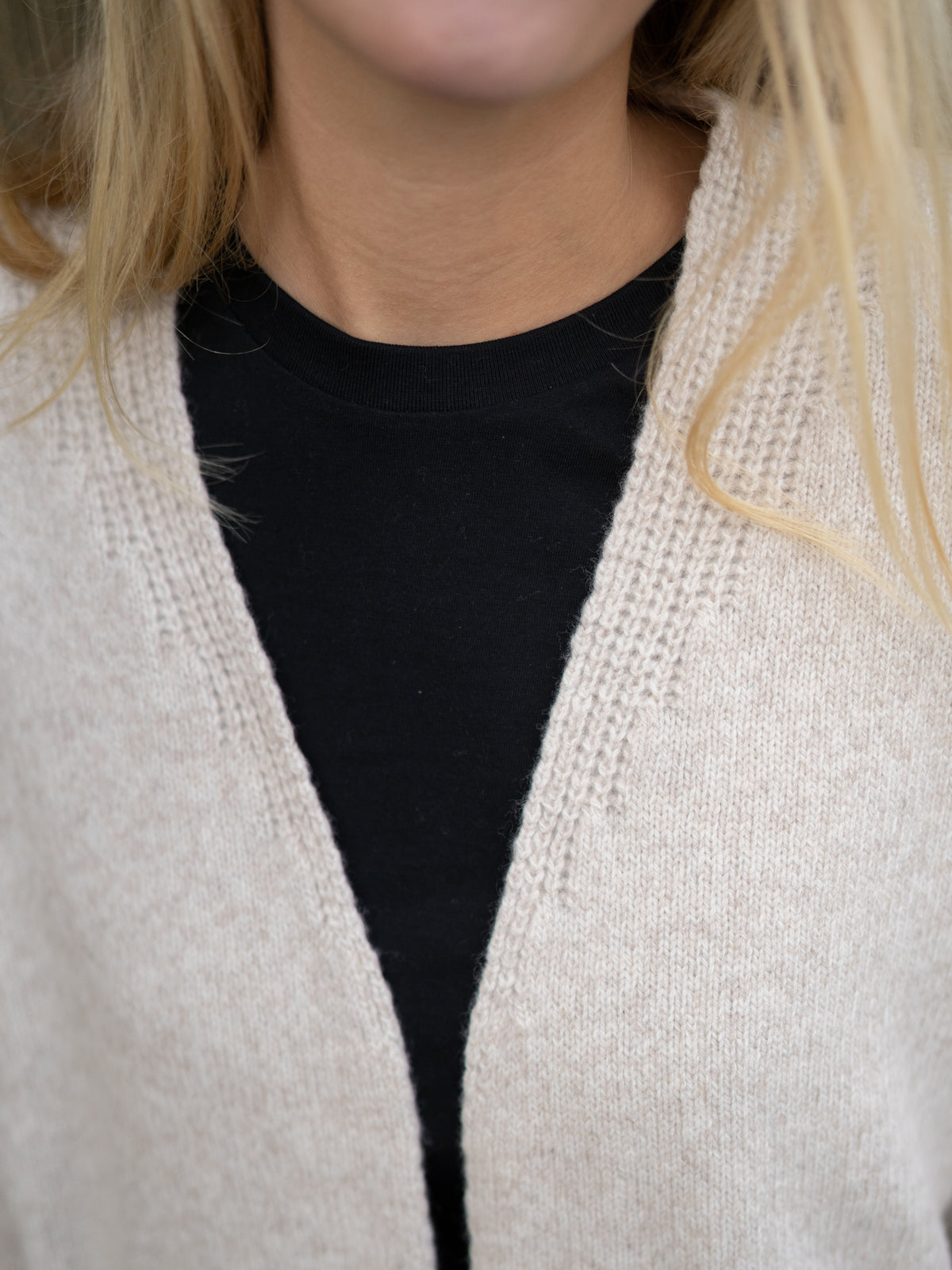 Detail Kragen des FUXBAU Frauen Oversize Merino Cardigans im Beige