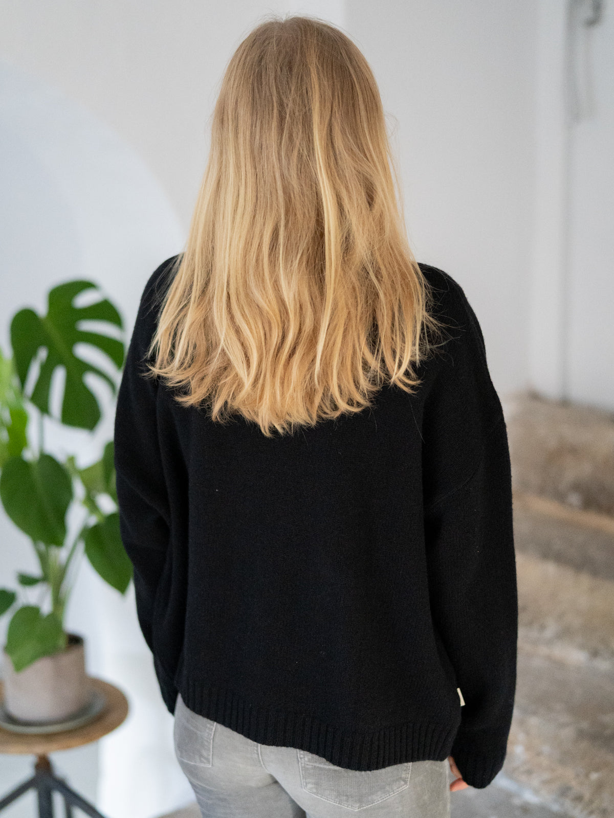 FUXBAU Merino Oversize Cardigan in schwarz regional bei unseren Partnern in Deutschland in einzigartiger Manufaktur-QualitÀt aus 100% feinster Mouline Merino Schurwolle gestrickt.