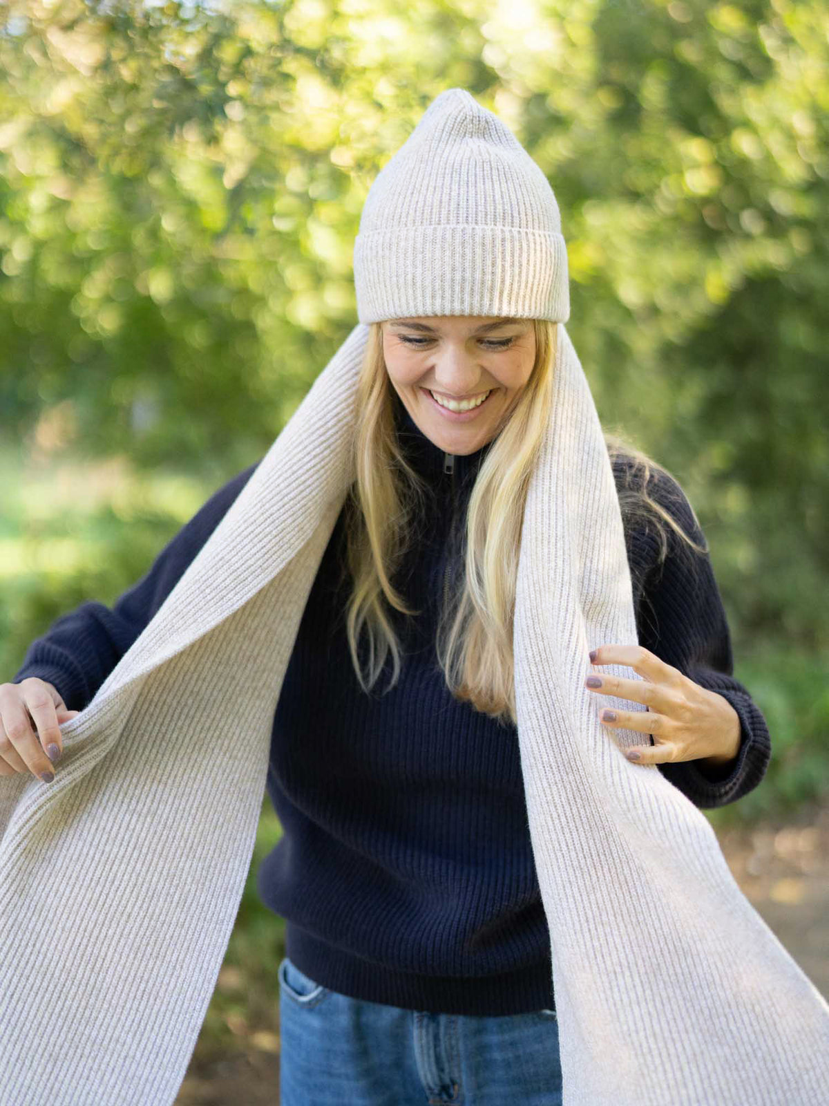 Extra langer Merino-Schal in Beigemeliert aus italienischer Herstellung – warmes Fair-Fashion Accessoire, getragen im herbstlichen Park.
