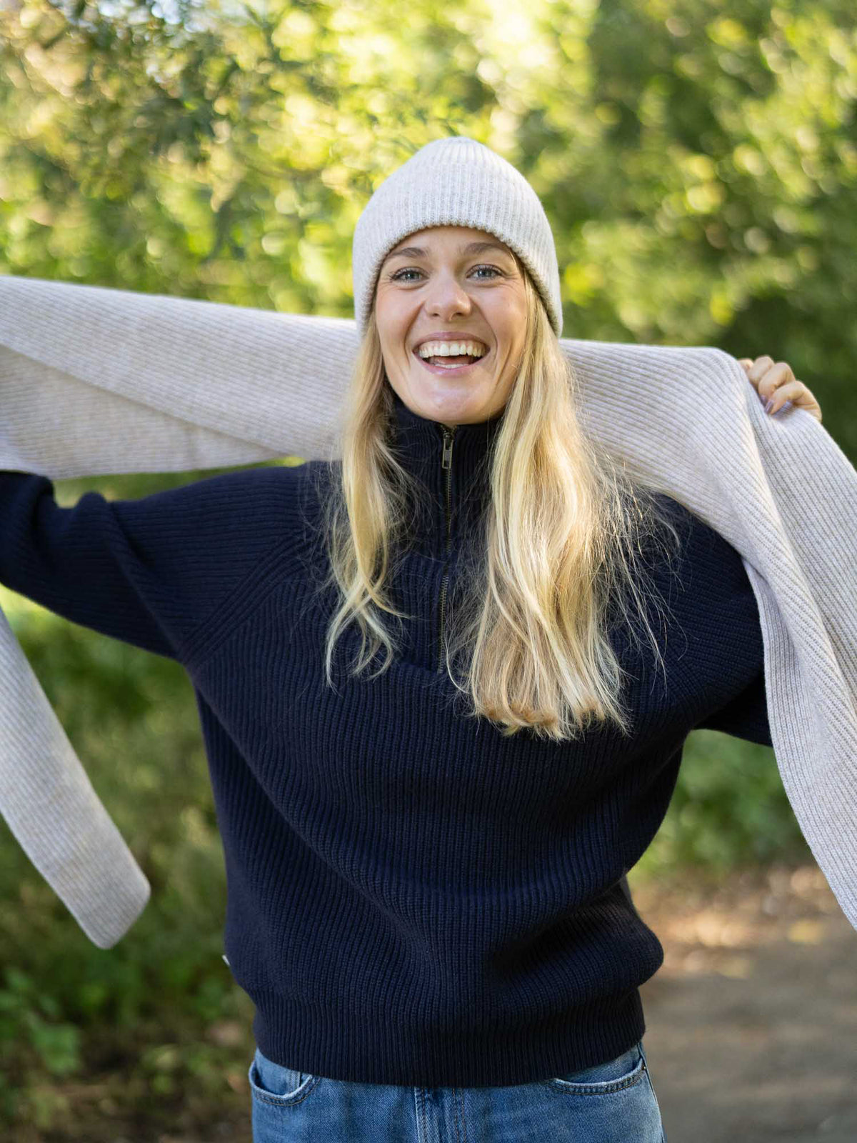 Beigemelierter Merino-Schal und passende Merino-MĂŒtze â kuscheliges Fair-Fashion Set aus Italien, aufgenommen im natĂŒrlichen Outdoor-Licht.