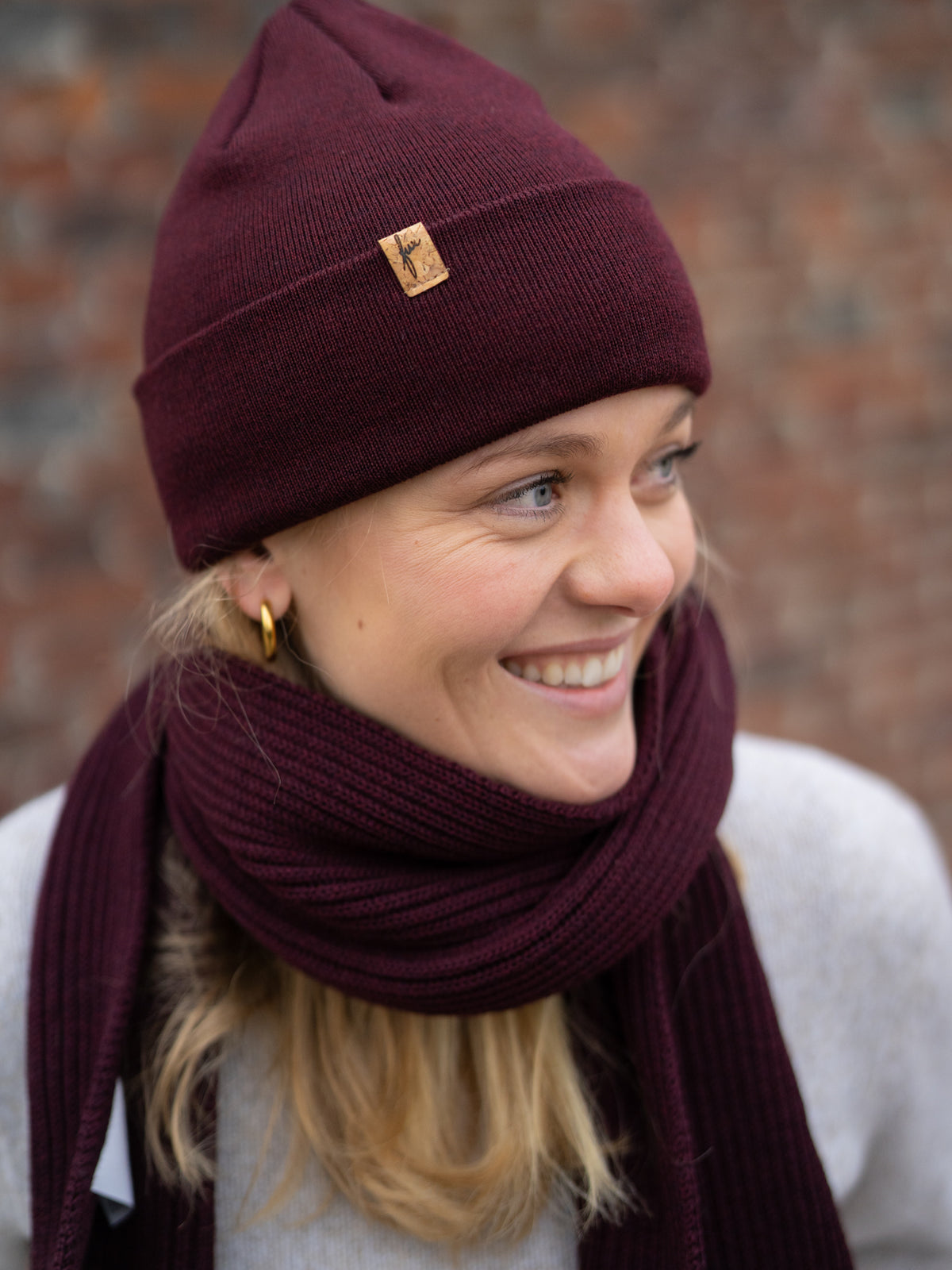 GOTS zertifizierter Fair Fashion Merino Strickschal von FUXBAU in bordeaux gefertigt in Deutschland.