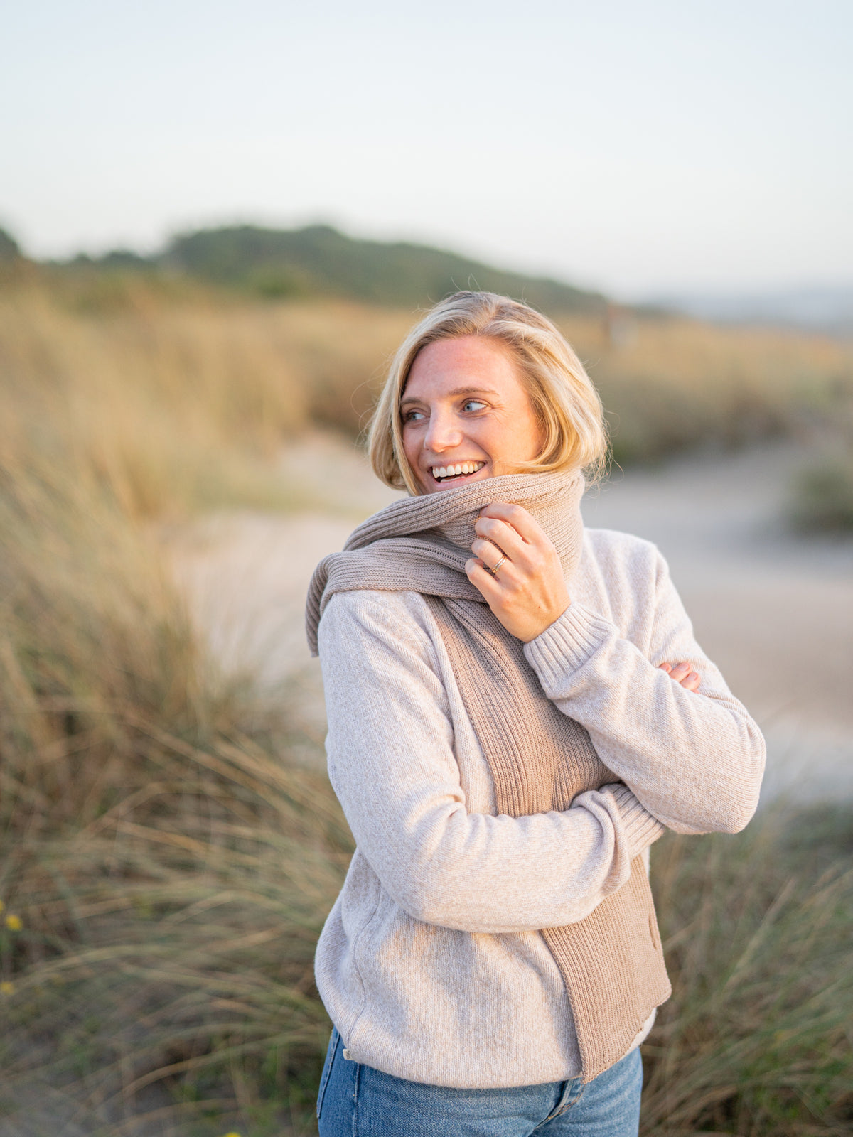 Schal aus Merino Schurwolle in sand von FUXBAU. Gestrickt unter fairen Bedingungen in Deutschland.