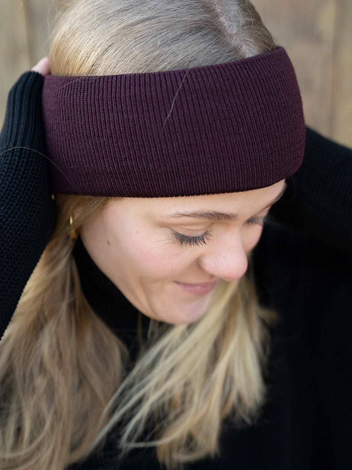 Stirnband von FUXBAU in Bordeaux aus GOTS zertifizierter Merino Schurwolle. Extra weich und warm. Gefertigt in Deutschland mit erneuerbaren Energien.