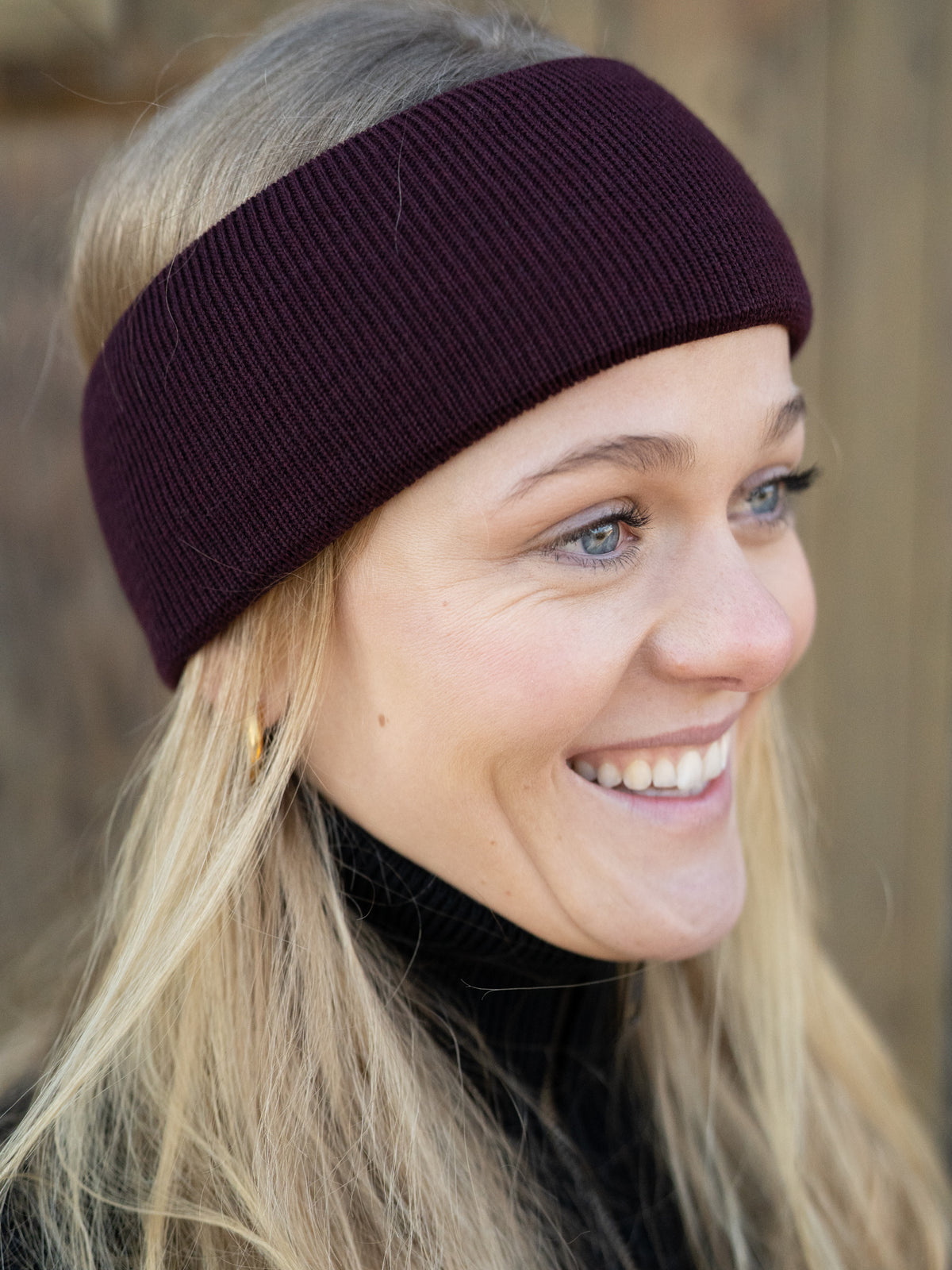 Stirnband von FUXBAU in Bordeaux aus GOTS zertifizierter Merino Schurwolle. Extra weich und warm. Gefertigt in Deutschland mit erneuerbaren Energien.