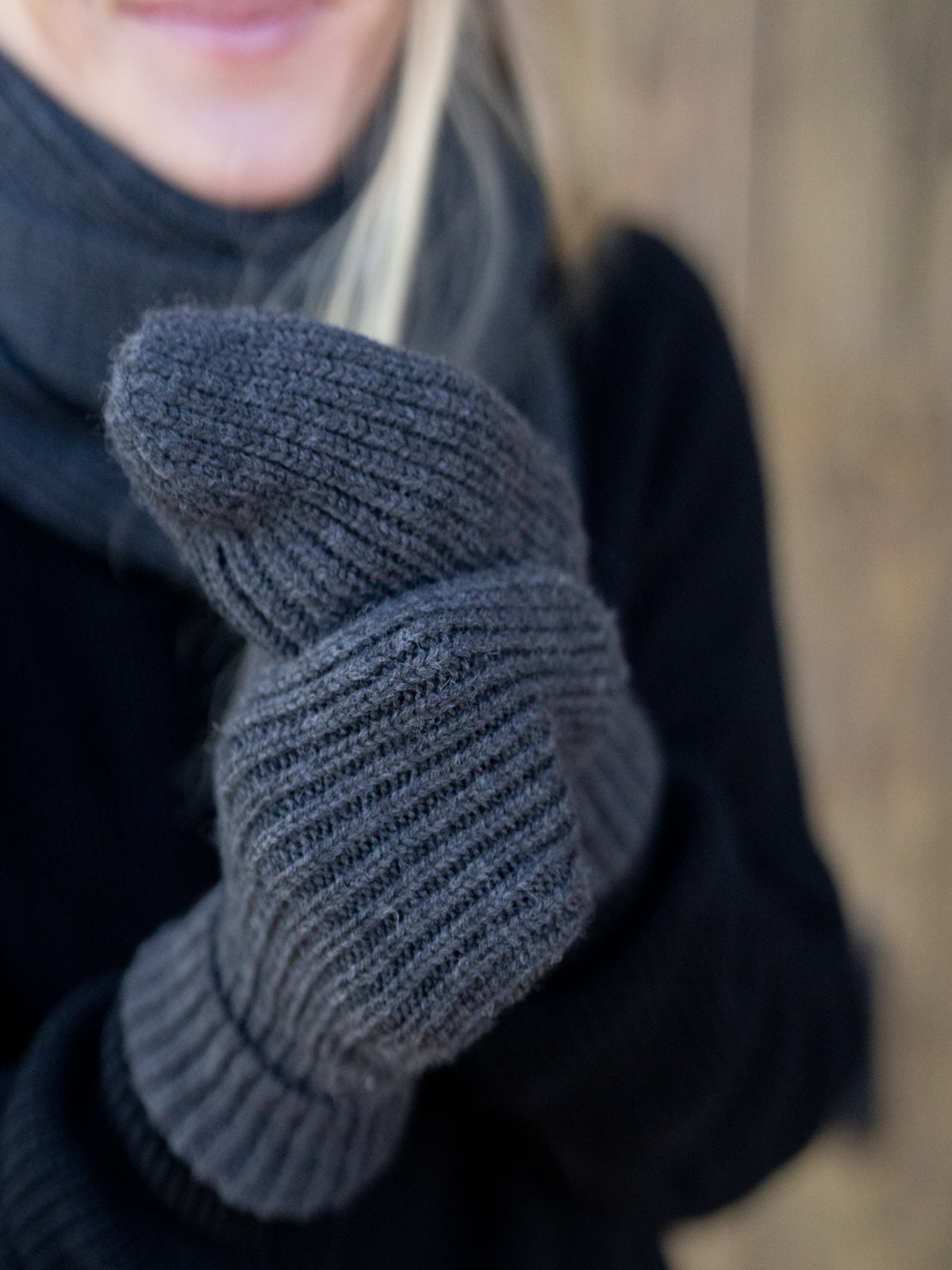 Fair Fashion Merino Strick Fäustlinge aus 100% GOTS zertifizierter Merino Schurwolle in anthrazit von FUXBAU.