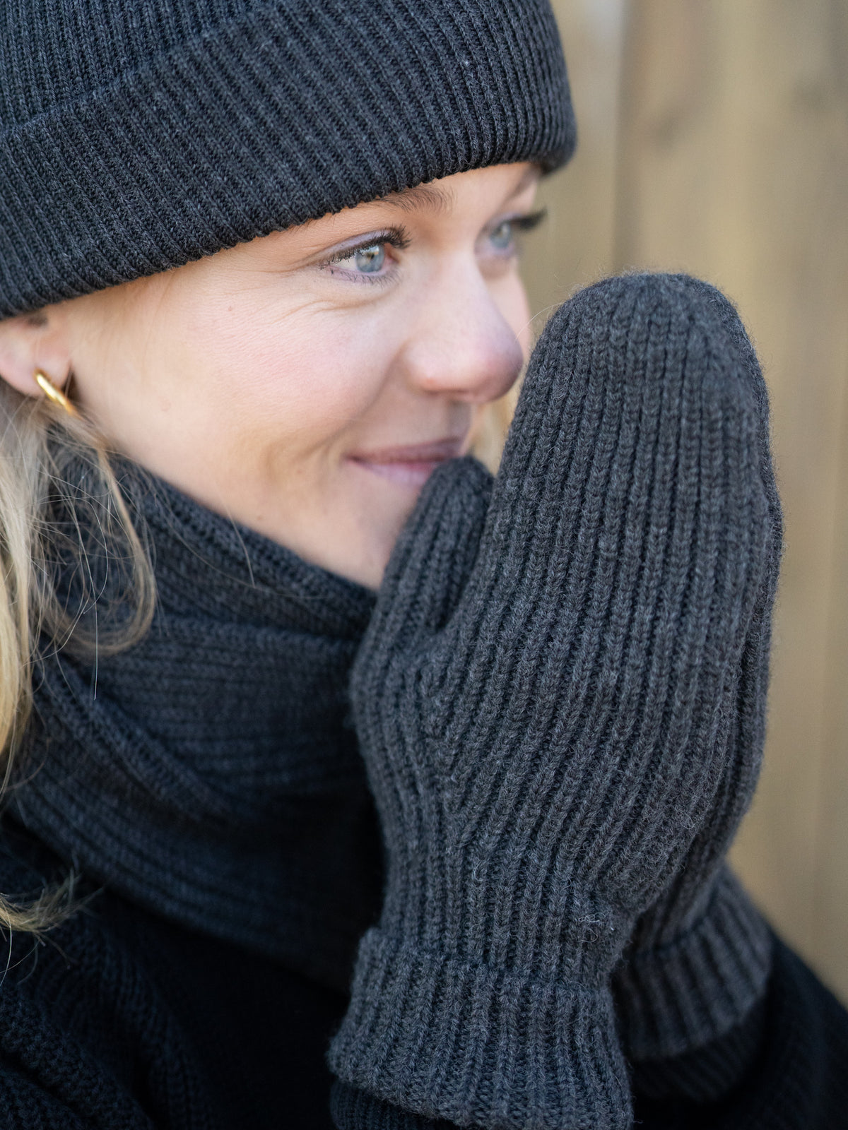 Fair Fashion Merino Strick Fäustlinge aus 100% GOTS zertifizierter Merino Schurwolle in anthrazit von FUXBAU.