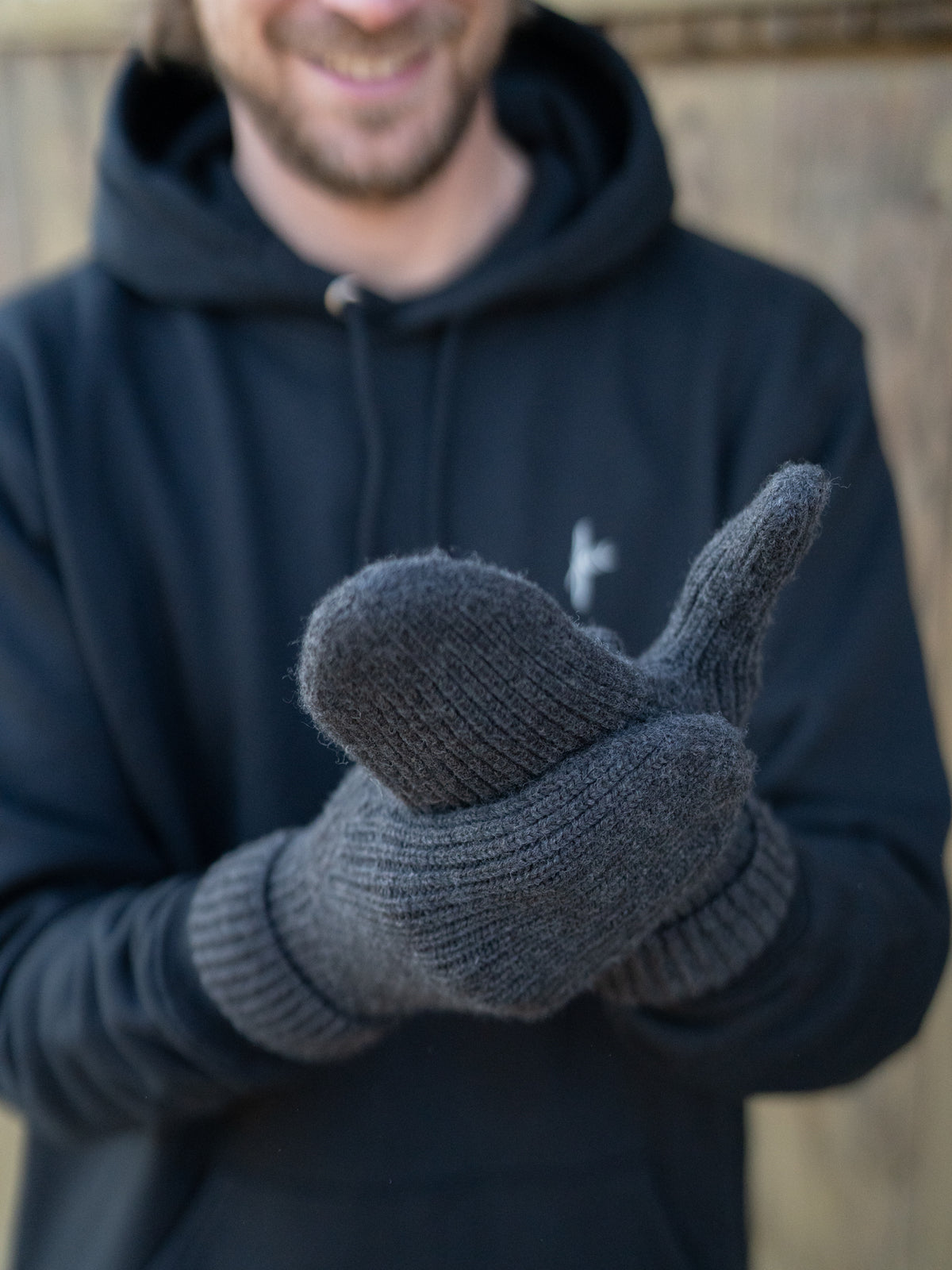 Fair Fashion Merino Strick Fäustlinge aus 100% GOTS zertifizierter Merino Schurwolle in anthrazit von FUXBAU.