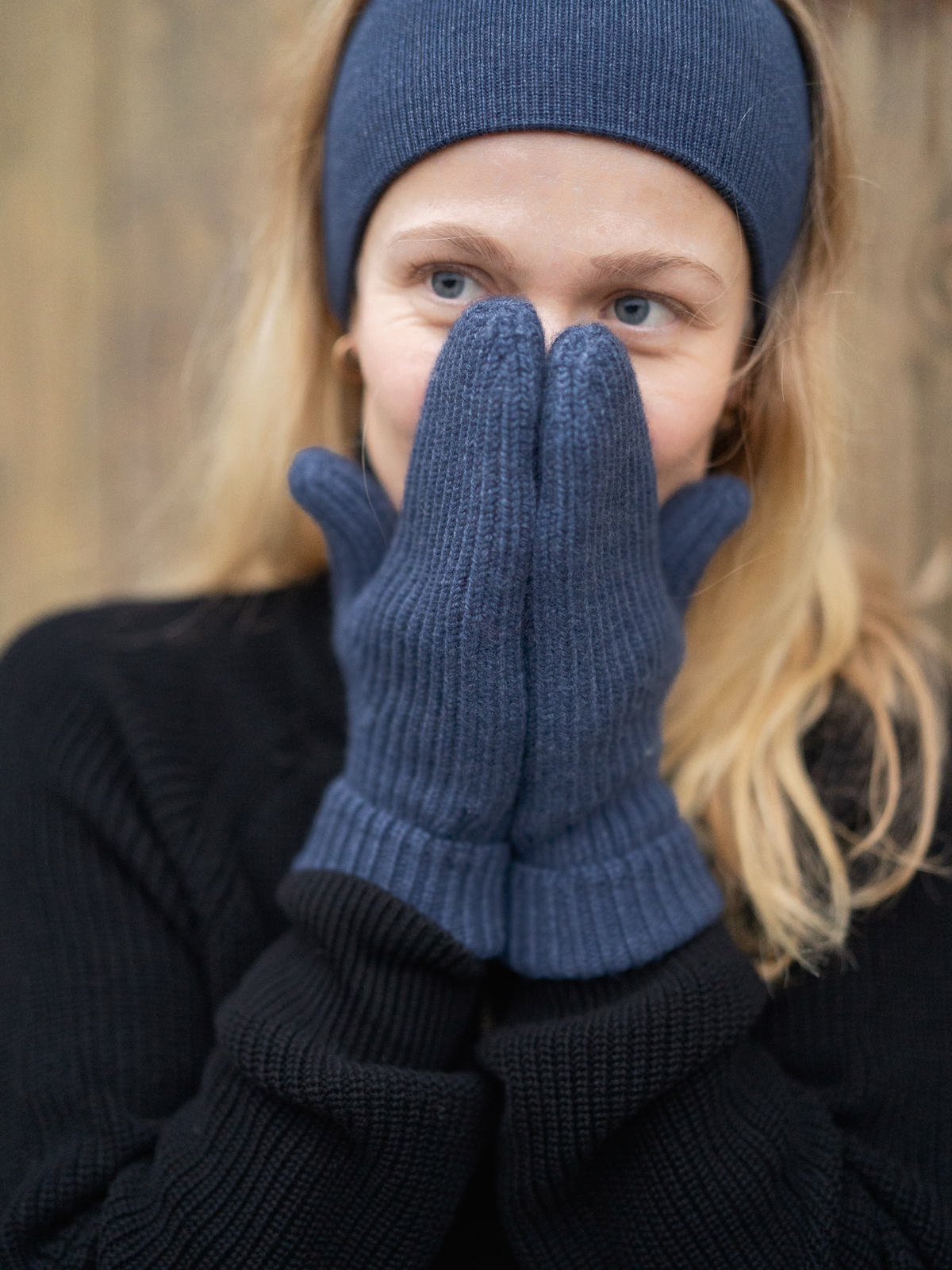 Merino Strick FĂ€ustlinge in nachtblau von FUXBAU aus 100% GOTS zertifizierter Merinowolle. Made in Germany.