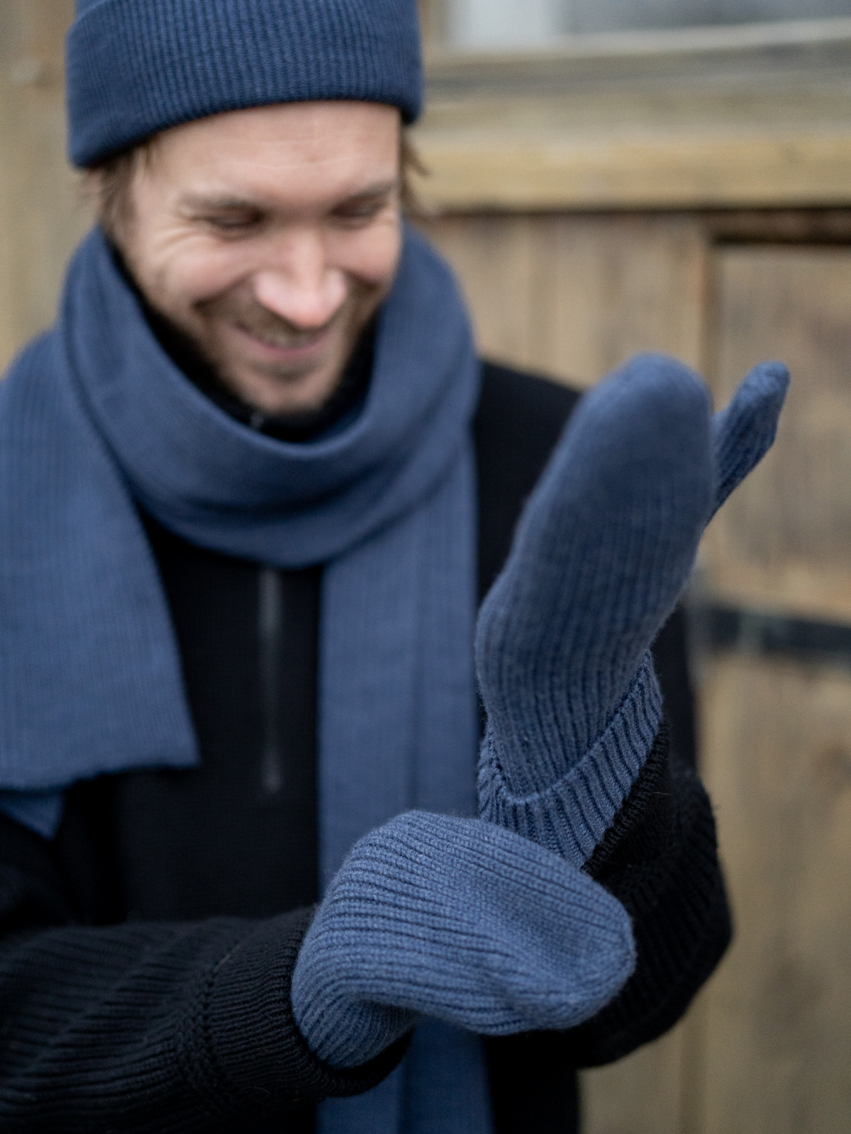 Merino Strick Fäustlinge in nachtblau von FUXBAU aus 100% GOTS zertifizierter Merinowolle. Made in Germany.