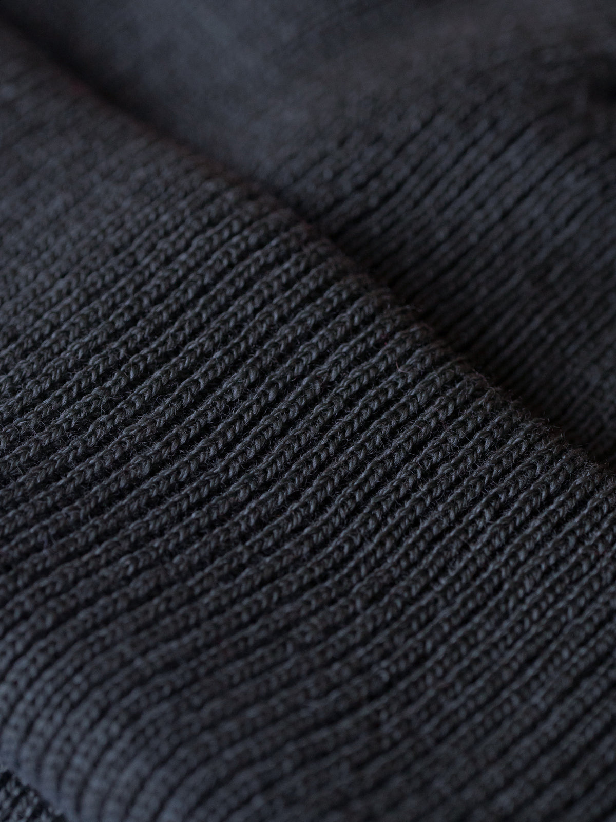 Detail Strickmuster einer Strickmütze in anthrazit von FUXBAU aus 100% Merinowolle und made in Germany