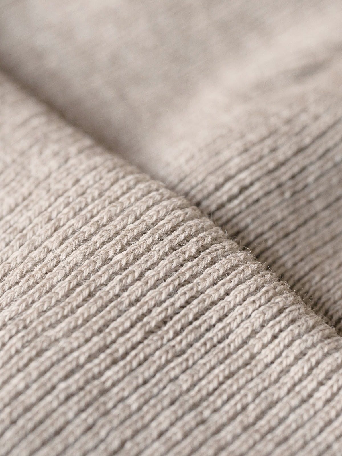 Fair Fashion Merino Strickmütze von FUXBAU aus 100% GOTS zertifizierter Wolle Made in Germany in der Farbe sand.