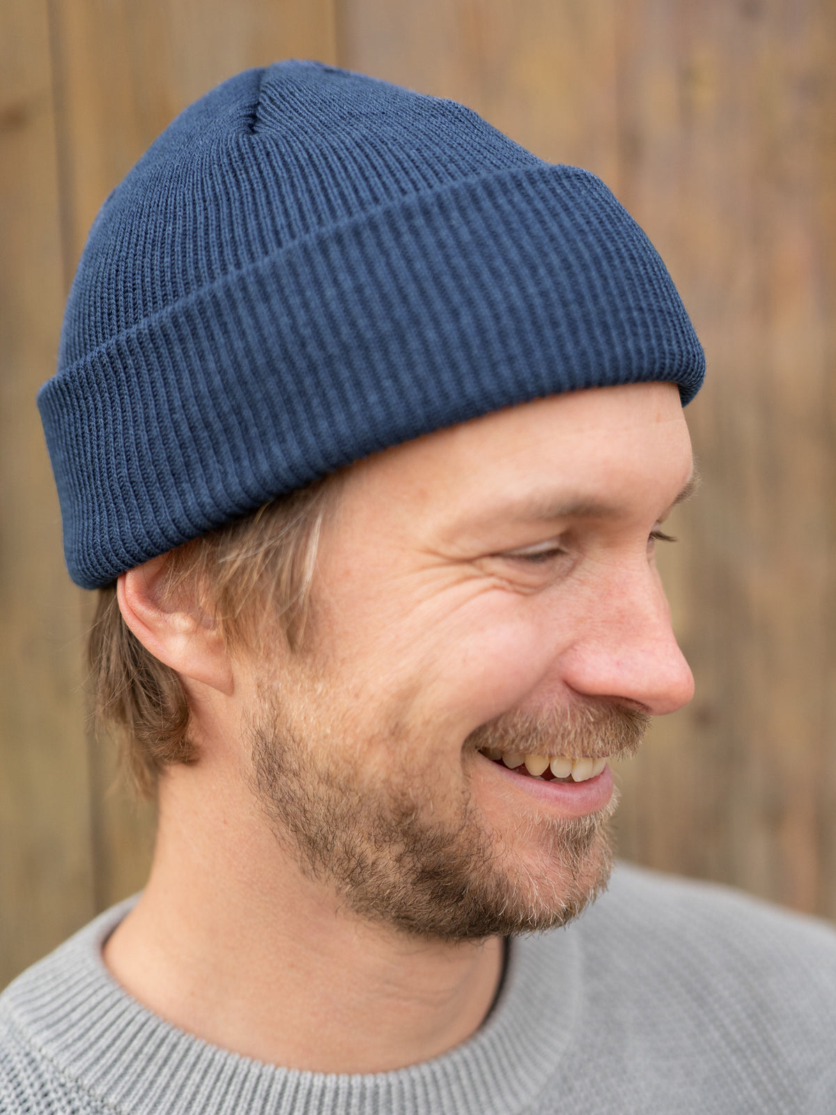 Kenny trägt unsere FUXBAU Merino Strickmütze aus 100% GOTS zertifizierter Merinowolle