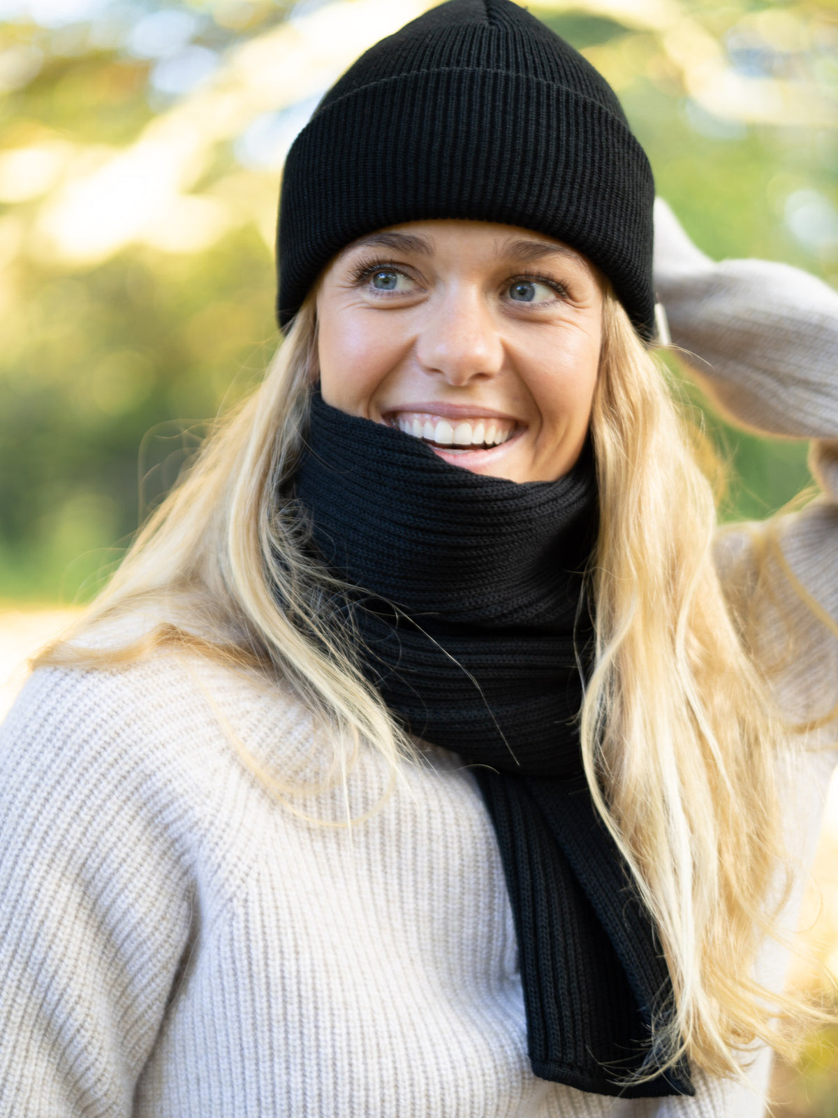 Greta trÀgt unseren Merino Schal aus 100% GOTS zertifizierter Schurwolle in schwarz.