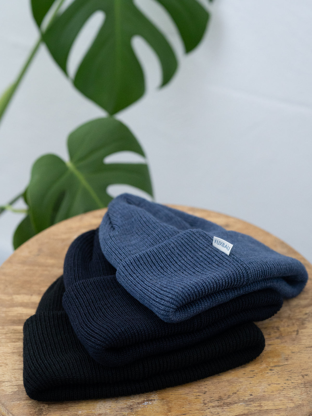 FUXBAU Fair Fashion Merino Strickmützen in den Farben Nachtblau, Navy und Schwarz aus 100% GOTS zertifizierter Merino Schurwolle.