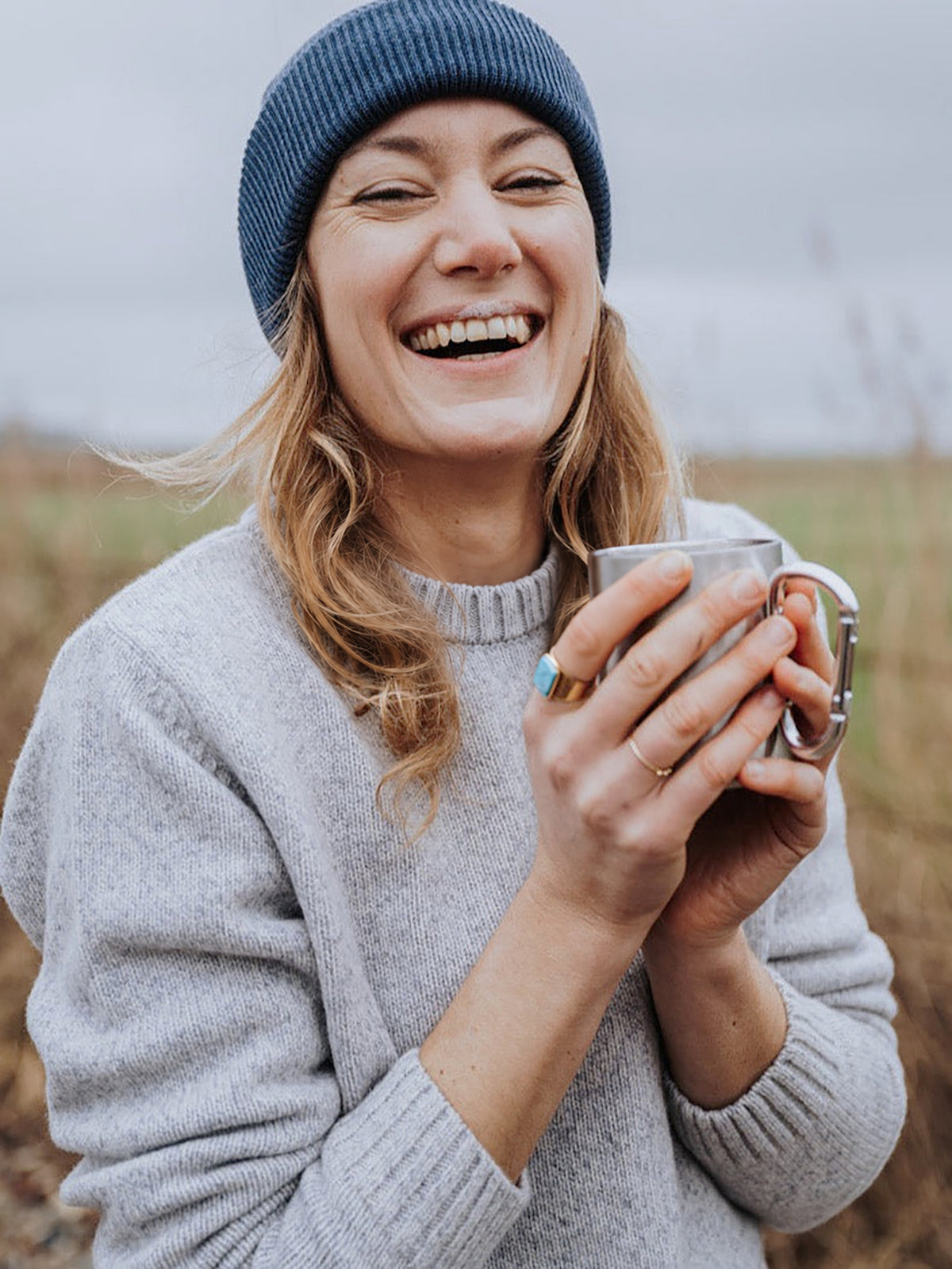 Carla trĂ€gt unseren Frauen Merino Strickpullover in graumeliert der unter fairen Bedingungen fĂŒr dich in Deutschland hergestellt wird