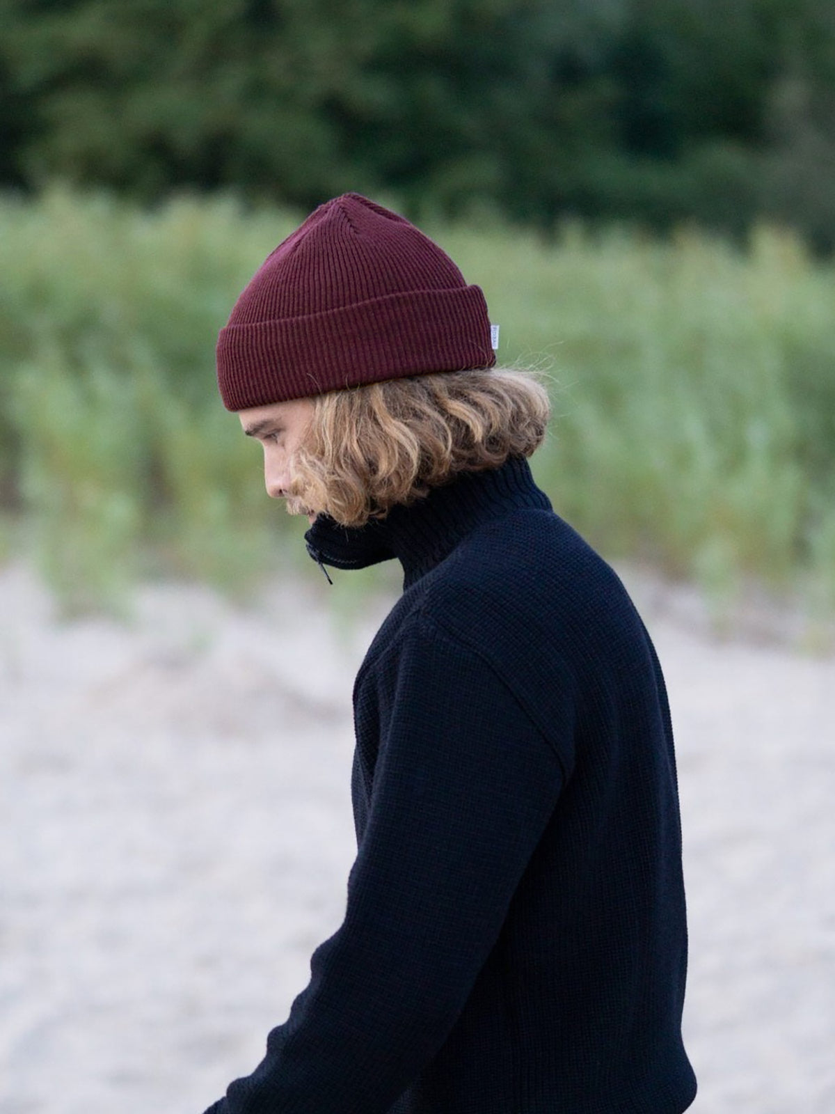 Kelsey trägt unsere Merino Strickmütze in bordaux aus GOTS zertifizierte Biobaumwolle.