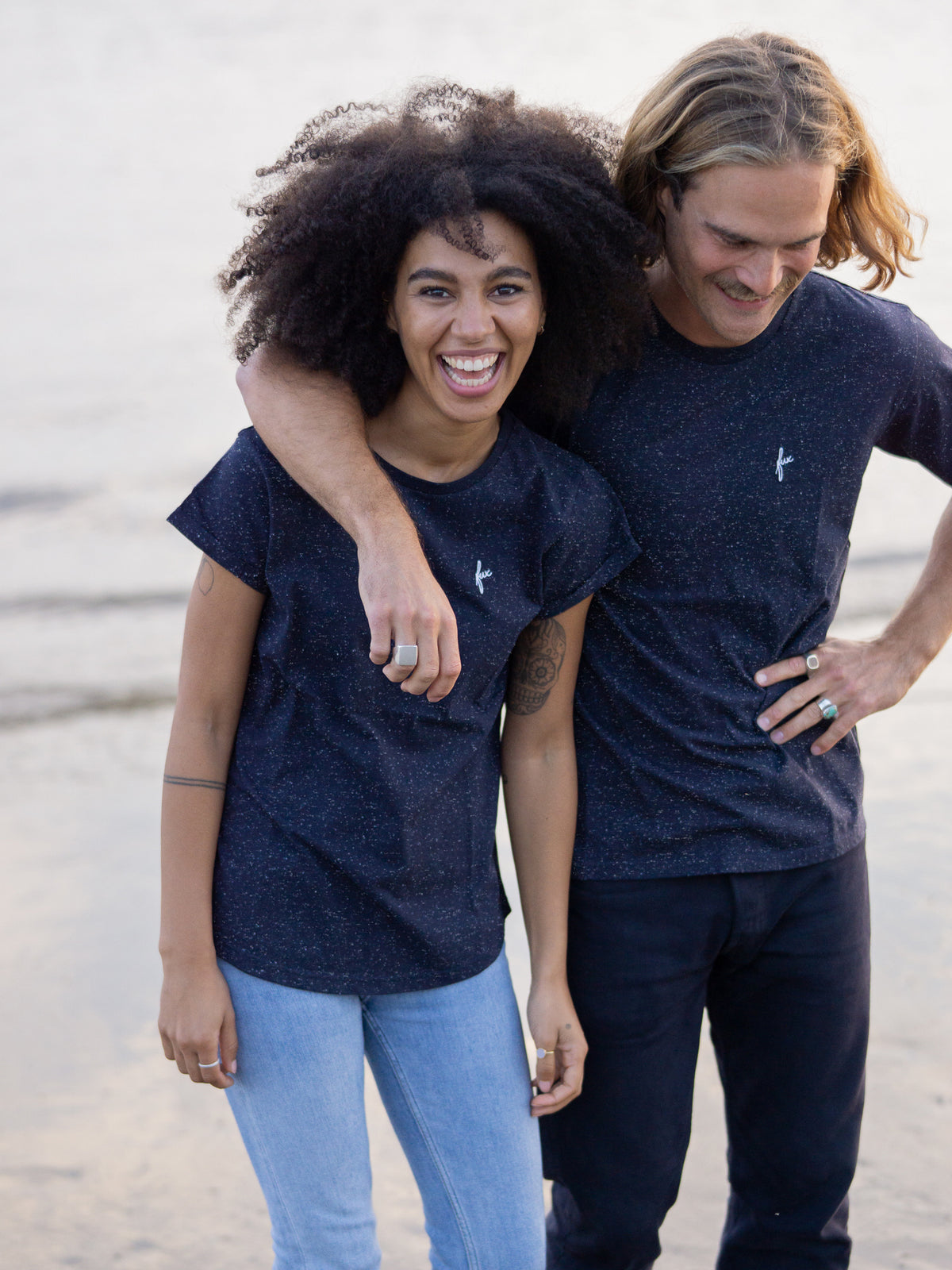 Jacky und Kelsey tragen das Fair Fashion fux T-Shirt in navy mit kleinen weißen neps für Männer und Frauen