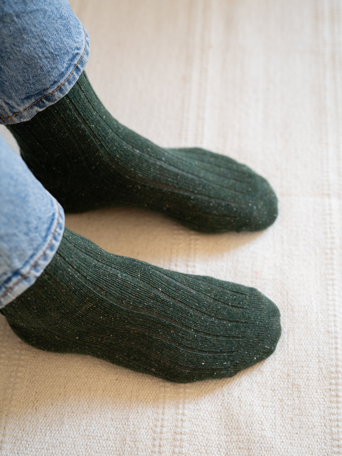 Fair Fashion Socken in grün mit Neps Punkten.