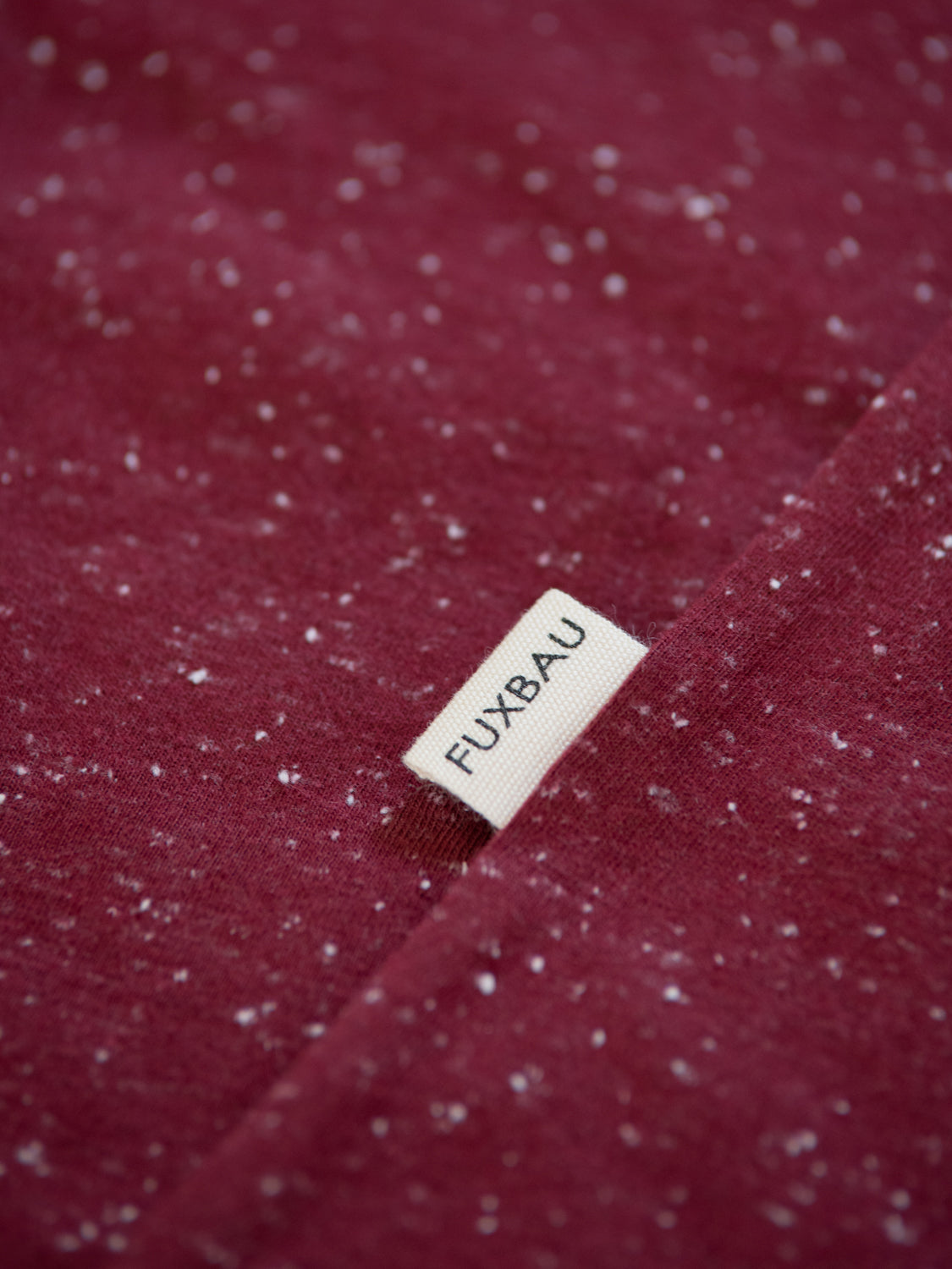 FUXBAU Fair Fashion Frauen T-Shirt in Bordeaux mit weißem fux Stick aus GOTS zertifizierter Biobaumwolle mit weißen Punkten.