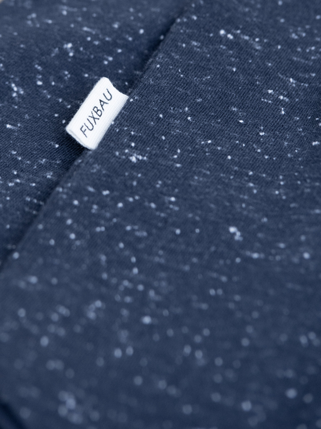 Detailansicht unseres Fair Fashion Fuxbau T-Shirt in navy mit weißen Punkten aus GOTS zertifizierter Biobaumwolle. Gefertigt unter fairen Bedingungen in Portugal und inspiriert durch die Schönheit der Ozeane.