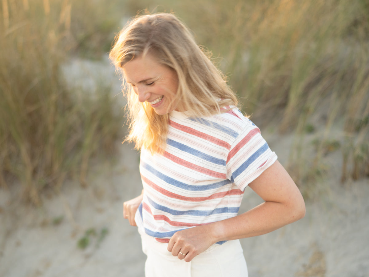 Nachhaltige Frauen T-Shirts aus natĂŒrlichen Materialien, in vielen verschiedenen Farben und Mustern und in unterschiedlichen Passformen.