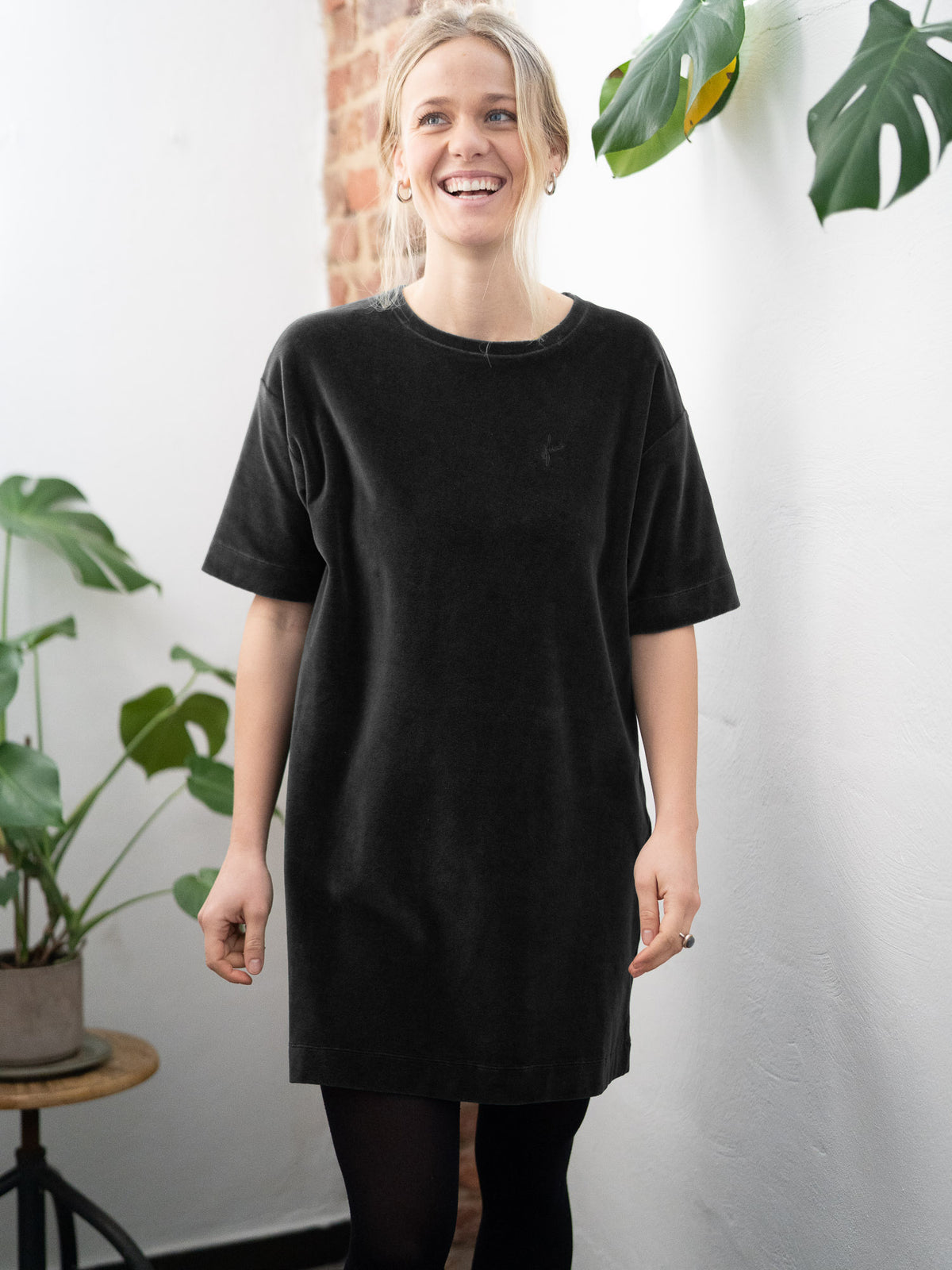 Greta trÀgt das Frauen Samt Kleid in schwarz von FUXBAU aus 100% GOTS zertifizierter Biobaumwolle und made in Portugal