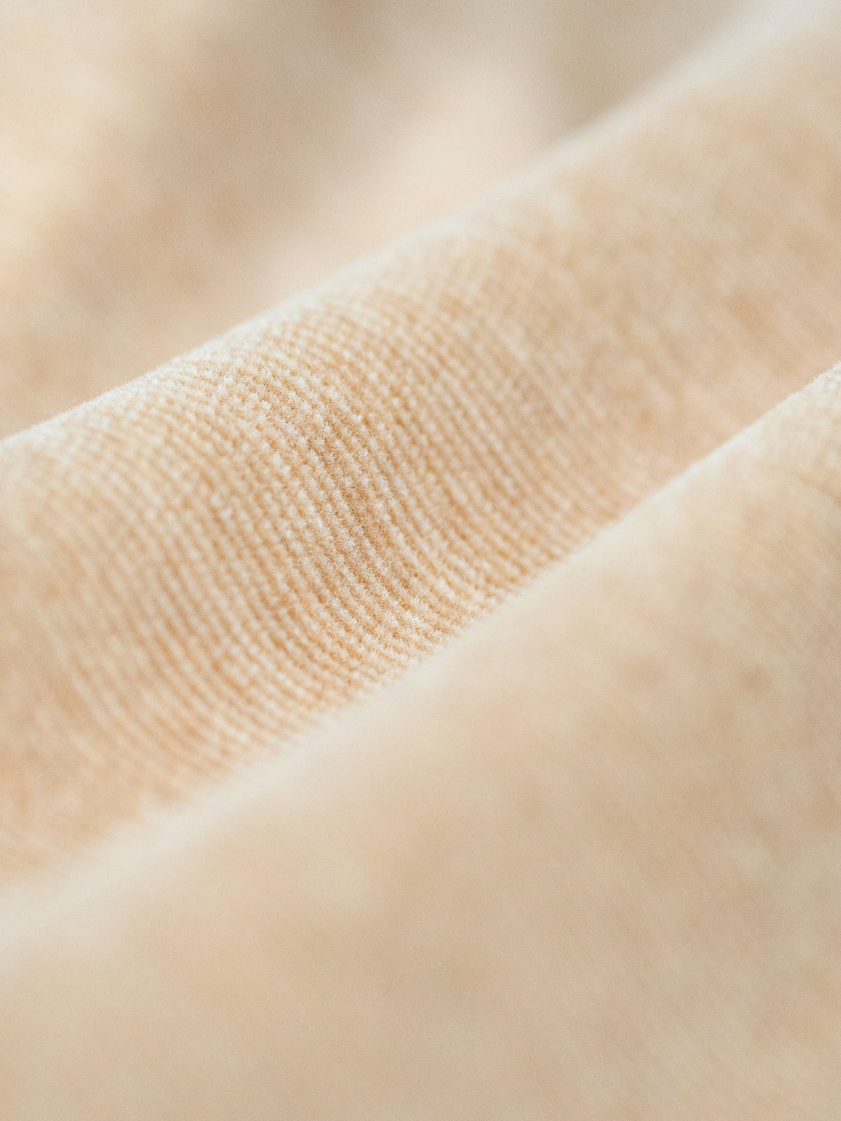 Detailbild unseres gelb beige geriffelt Stoffs aus 100% GOTS zertifizierter Biobaumwolle