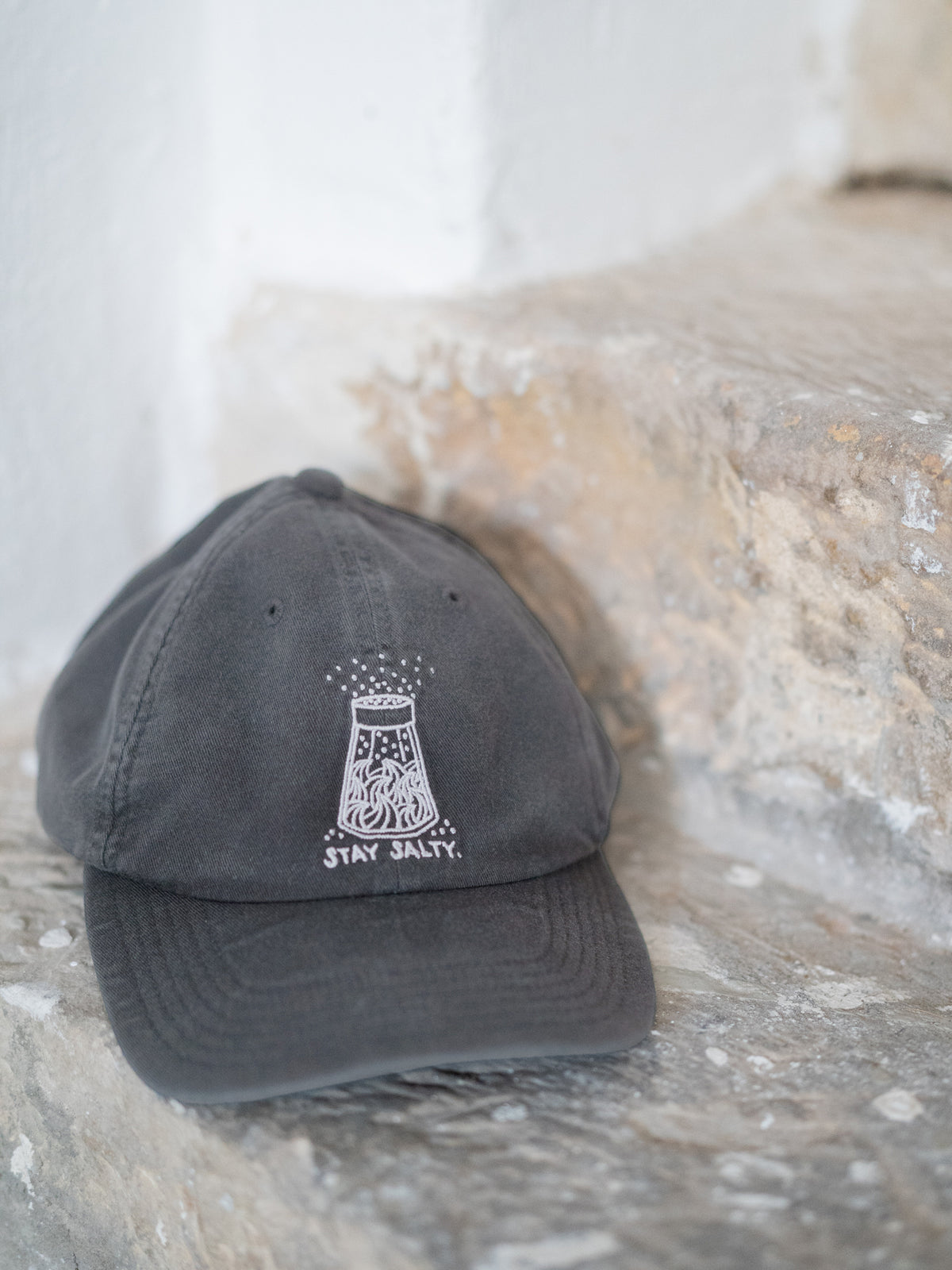 Faire Stay Salty Dad Cap in salzschwarz von FUXBAU aus 100% GOTS zertifizierter Biobaumwolle Made in Portugal.