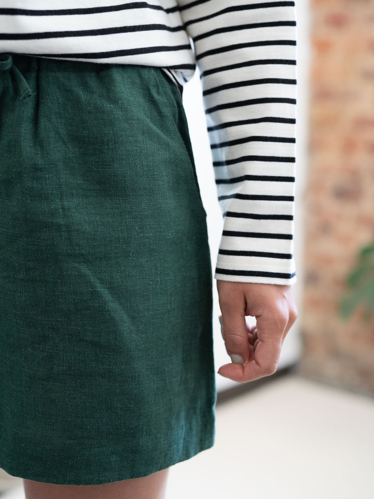 Nahaufnahme unserer Leinenshorts in grün für Frauen