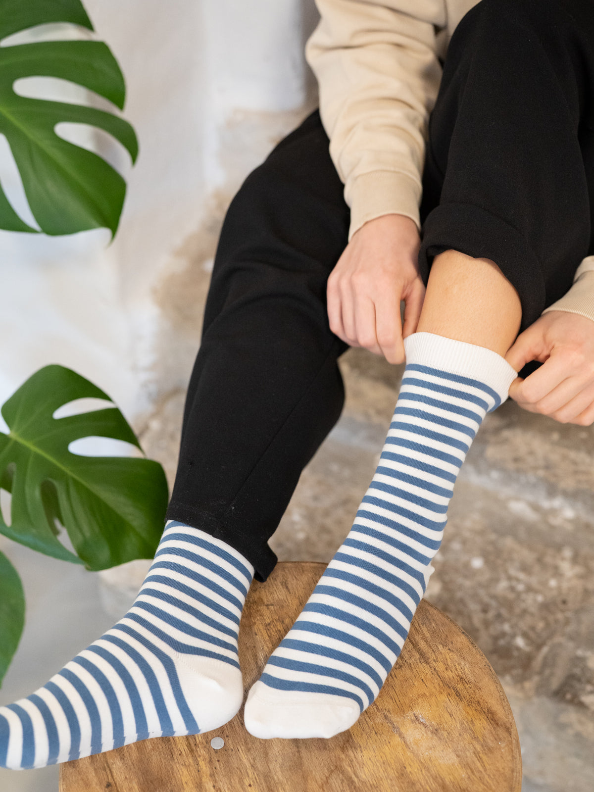 Fair Fashion Unisex Socken von FUXBAU in cremeweiss blau gestreift im 2er Pack aus 100% Biobaumwolle.
