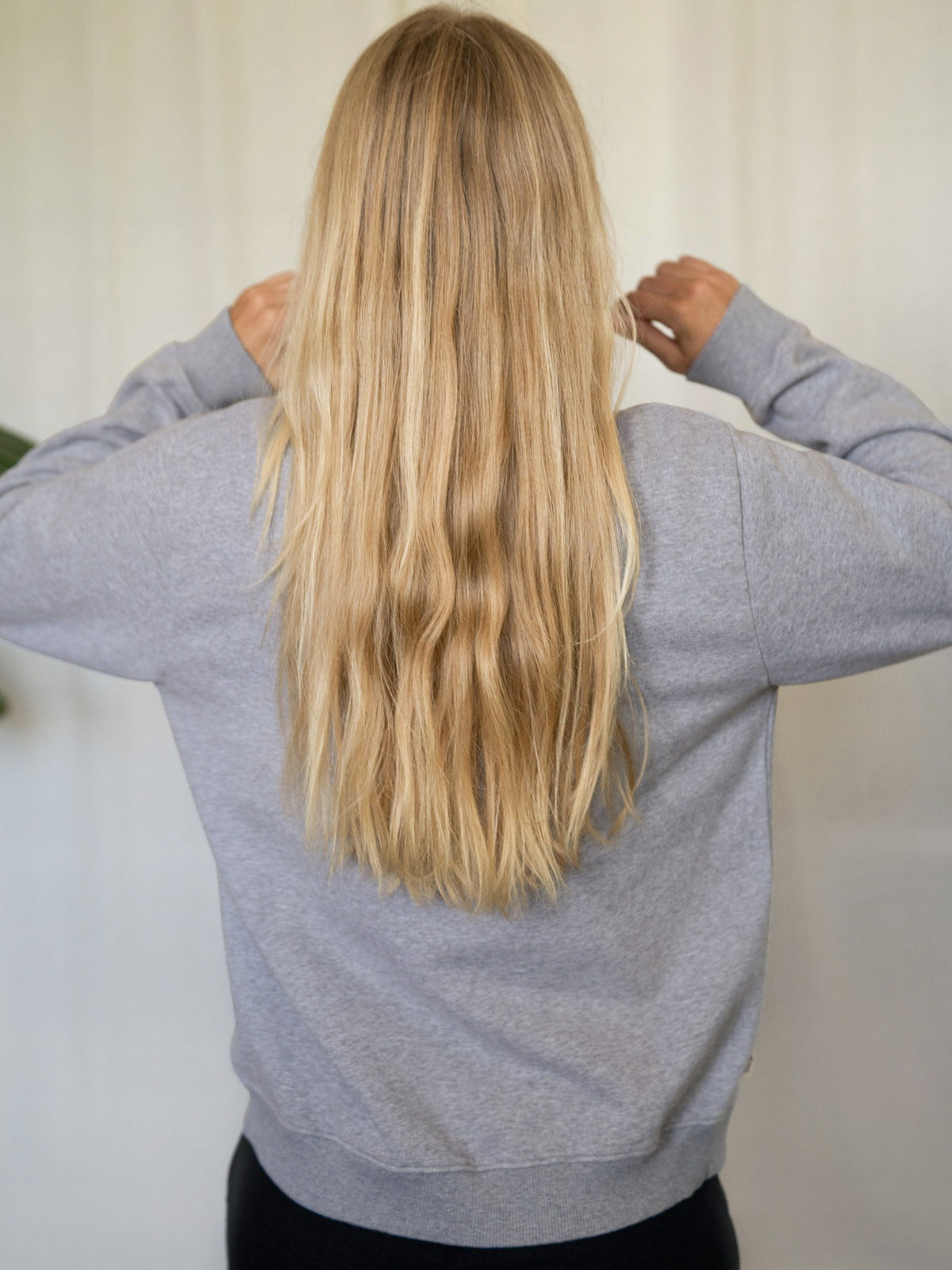 Rückansicht Frauen Basic Sweater graumeliert – Pullover aus Bio-Baumwolle, fair in Portugal gefertigt