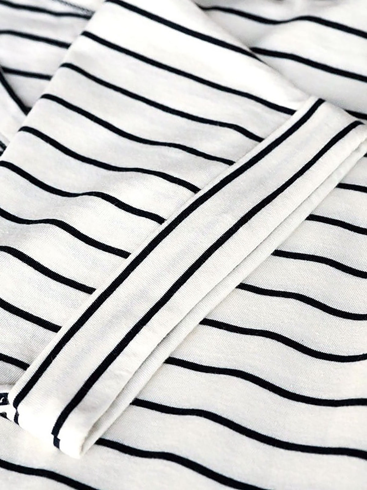 Unser FUXBAU Fair Fashion Frauen Streifenshirt in weiss navy aus 100% GOTS zertifizierter Biobaumwolle hat fein gekrempelte Ärmel