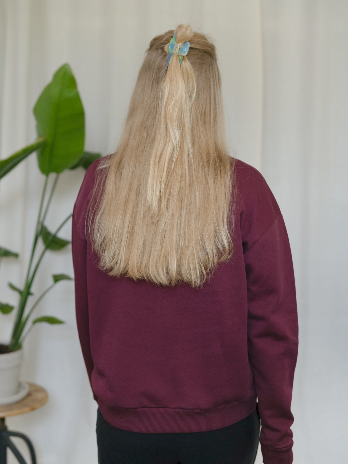 Rückansicht des bordeauxfarbenen FUXBAU Half-Zip Sweaters – Damenpullover aus Biobaumwolle, fair produziert.