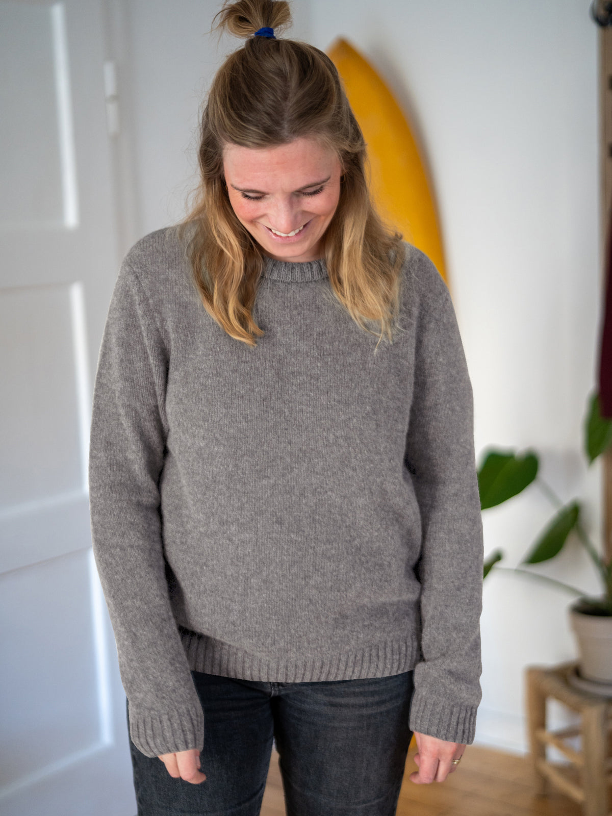 Weicher Frauen Merino Strickpullover in Braunmeliert â Wollpullover von FUXBAU, getragen im Alltag