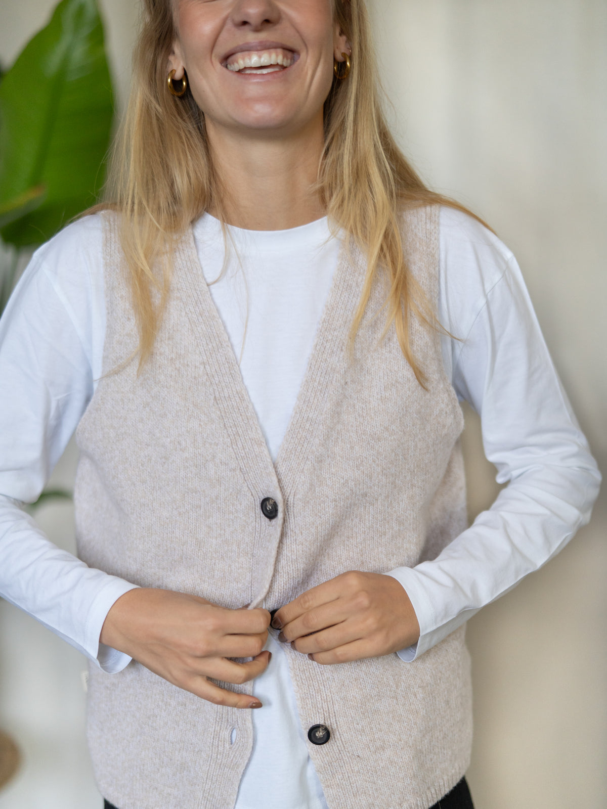 FUXBAU Merino Strickweste Damen in Beigemeliert â lĂ€ssiger Look mit weiĂem Longsleeve, fair produziert in Deutschland